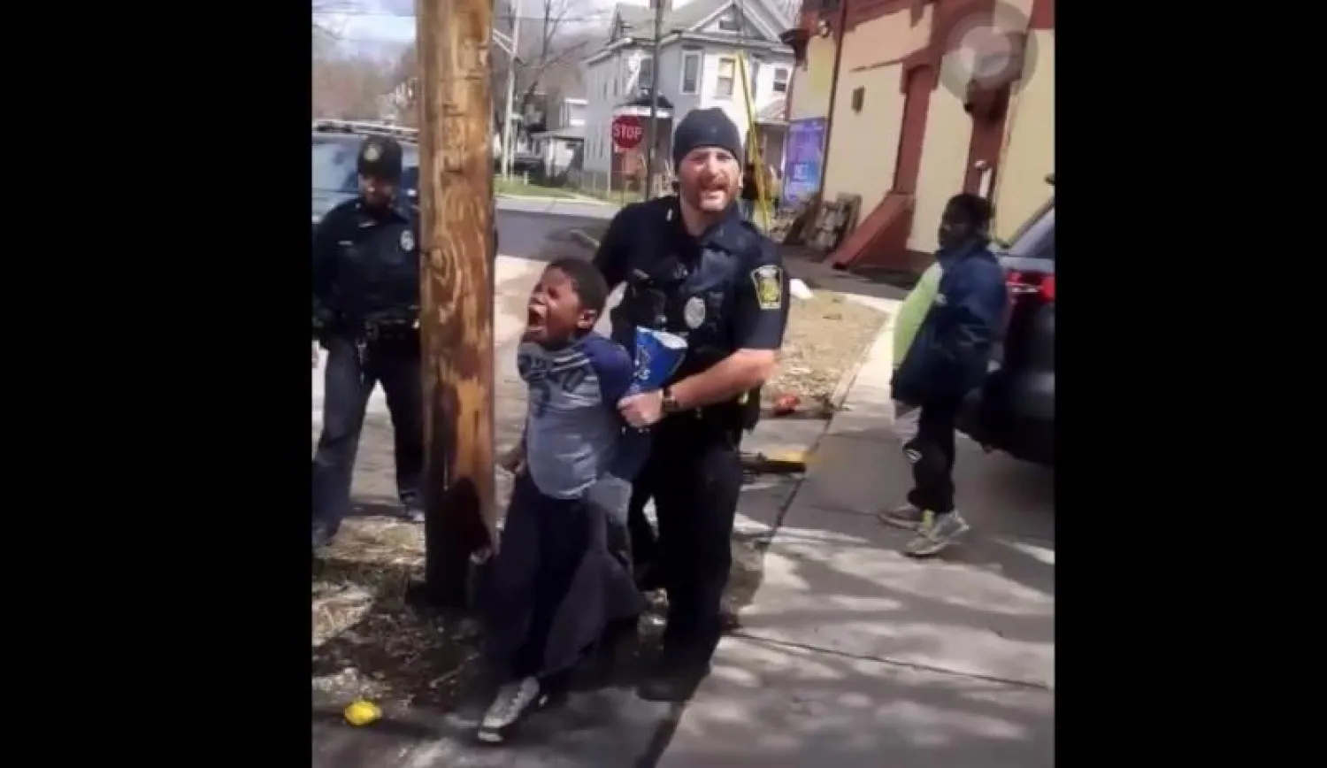 شرطي يعتقل طفلاً أسود بعد ضبطه وهو يسرق كيس رقائق بطاطا في نيويورك (تويتر)