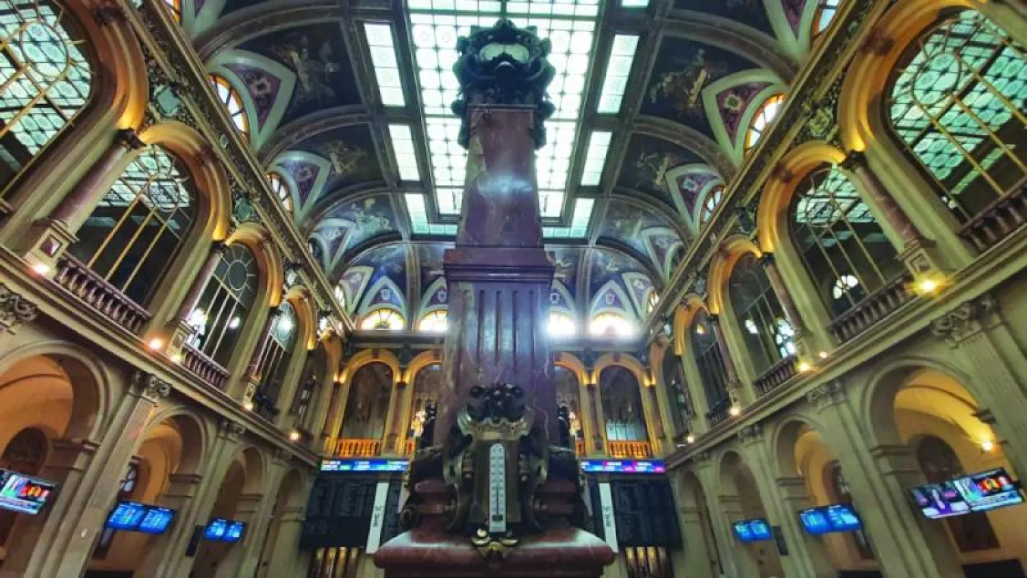 تراجع أغلب الأسواق العالمية أمس مع ضغوط زيادة الفائدة السريعة (إ.ب.أ)