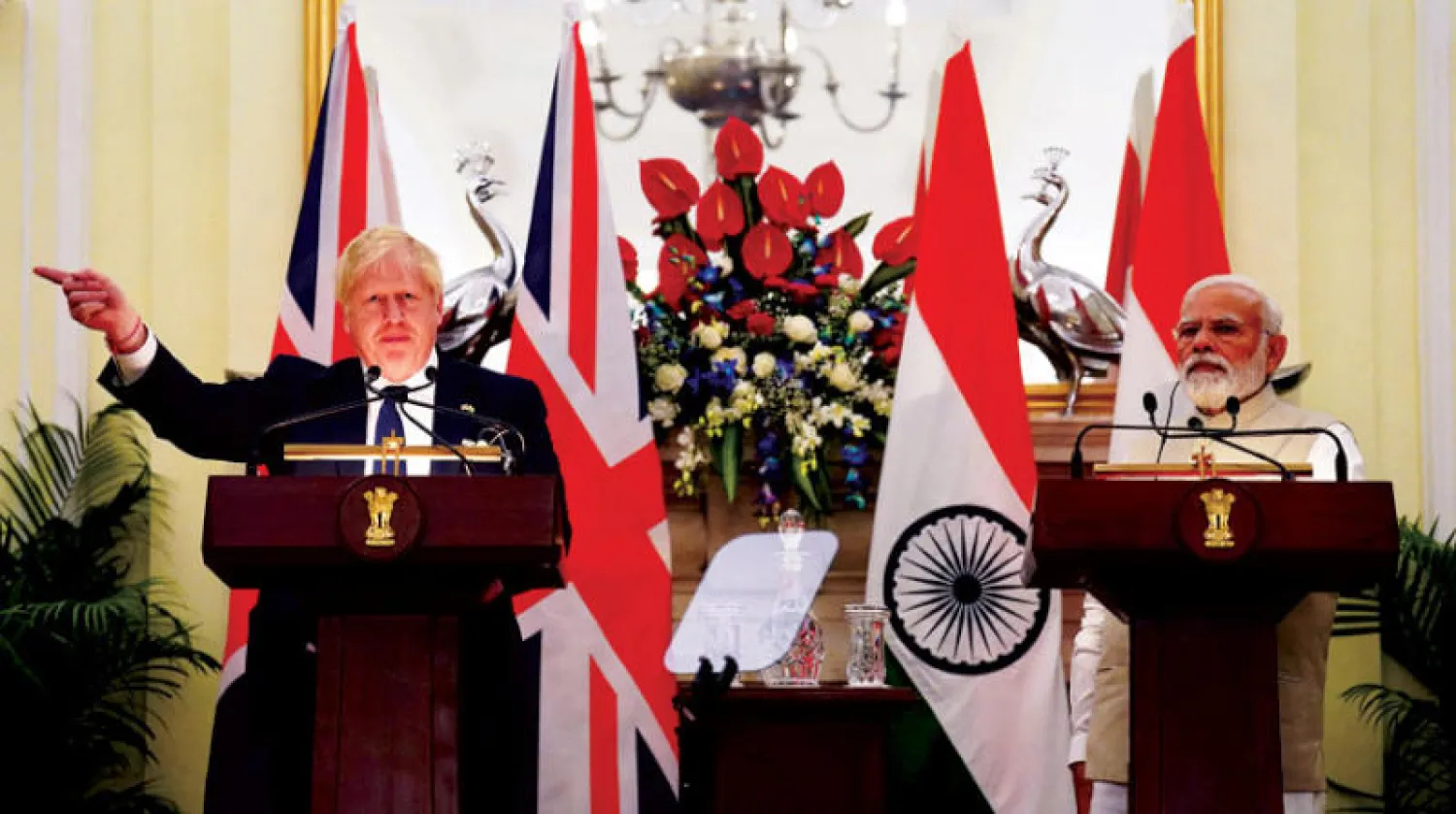 رئيسا وزراء بريطانيا والهند خلال مؤتمر صحافي مشترك في نيودلهي أمس (رويترز)