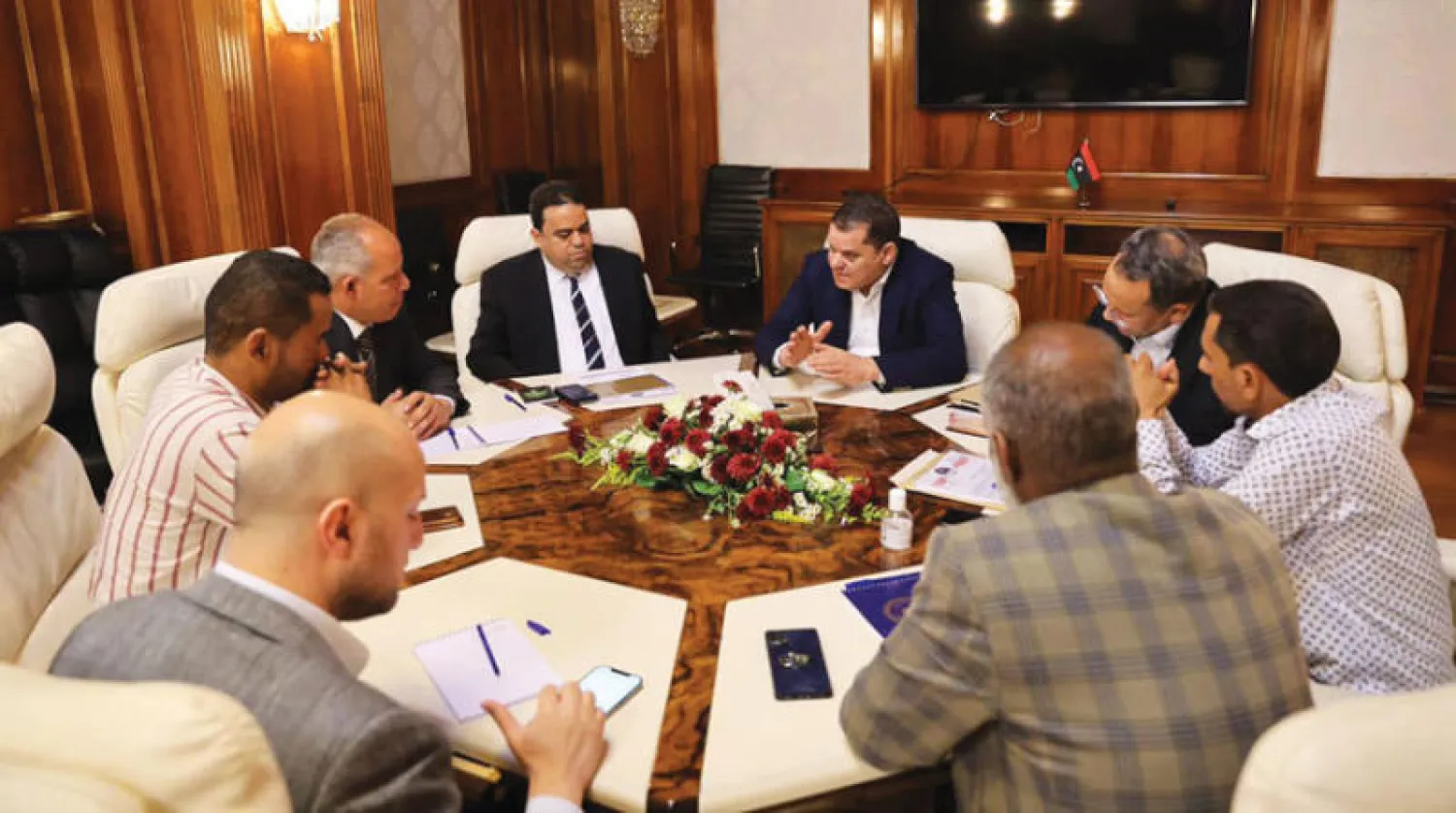 الدبيبة رئيس حكومة «الوحدة» الليبية المؤقتة مجتمعاً في طرابلس مع مجلس بلدية سبها (المكتب الإعلامي لرئيس الحكومة)