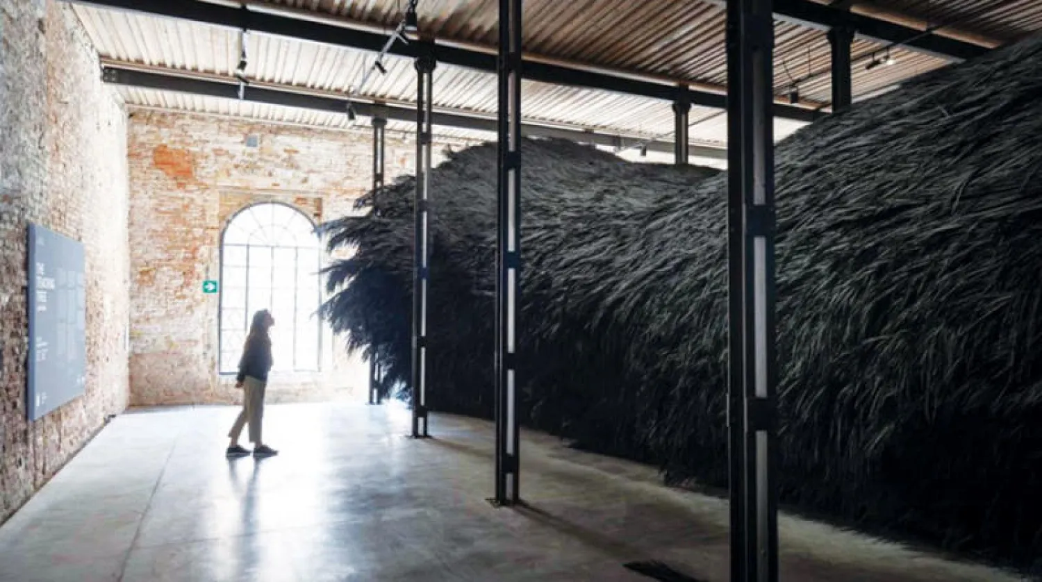 «التركيبات ذات الرسالة» للفنان مهند شونو في جناح السعودية ببينالي فينيسيا (الشرق الأوسط)