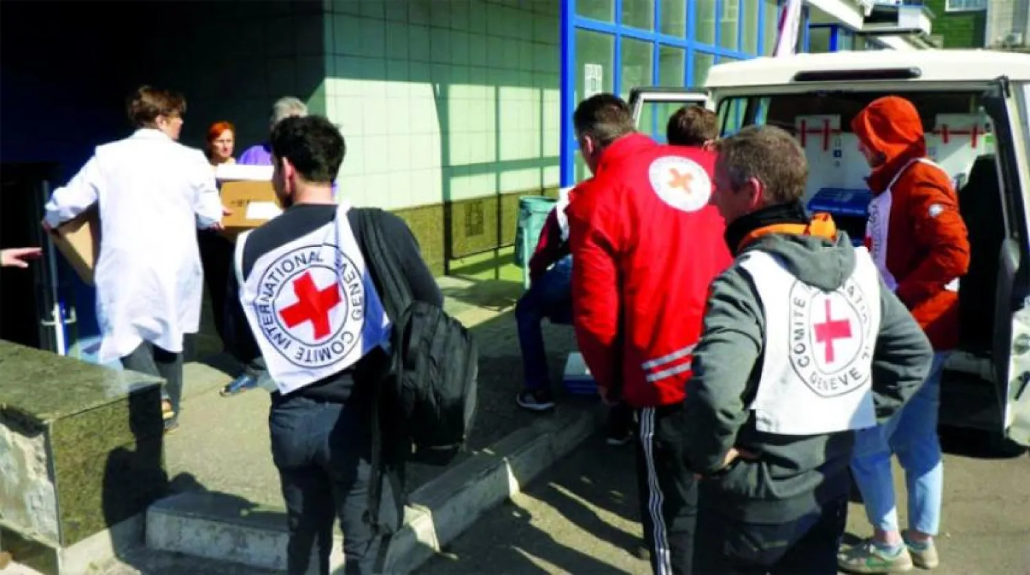 Kızılhaç gönüllüleri 11 Nisan'da Harkov şehrine yardım ulaştırdılar. (Reuters)