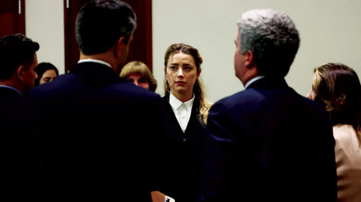 الممثلة الأميركية أمبير هيرد خلال جلسة دعوى التشهير التي رفعها طليقها جوني ديب (رويترز)