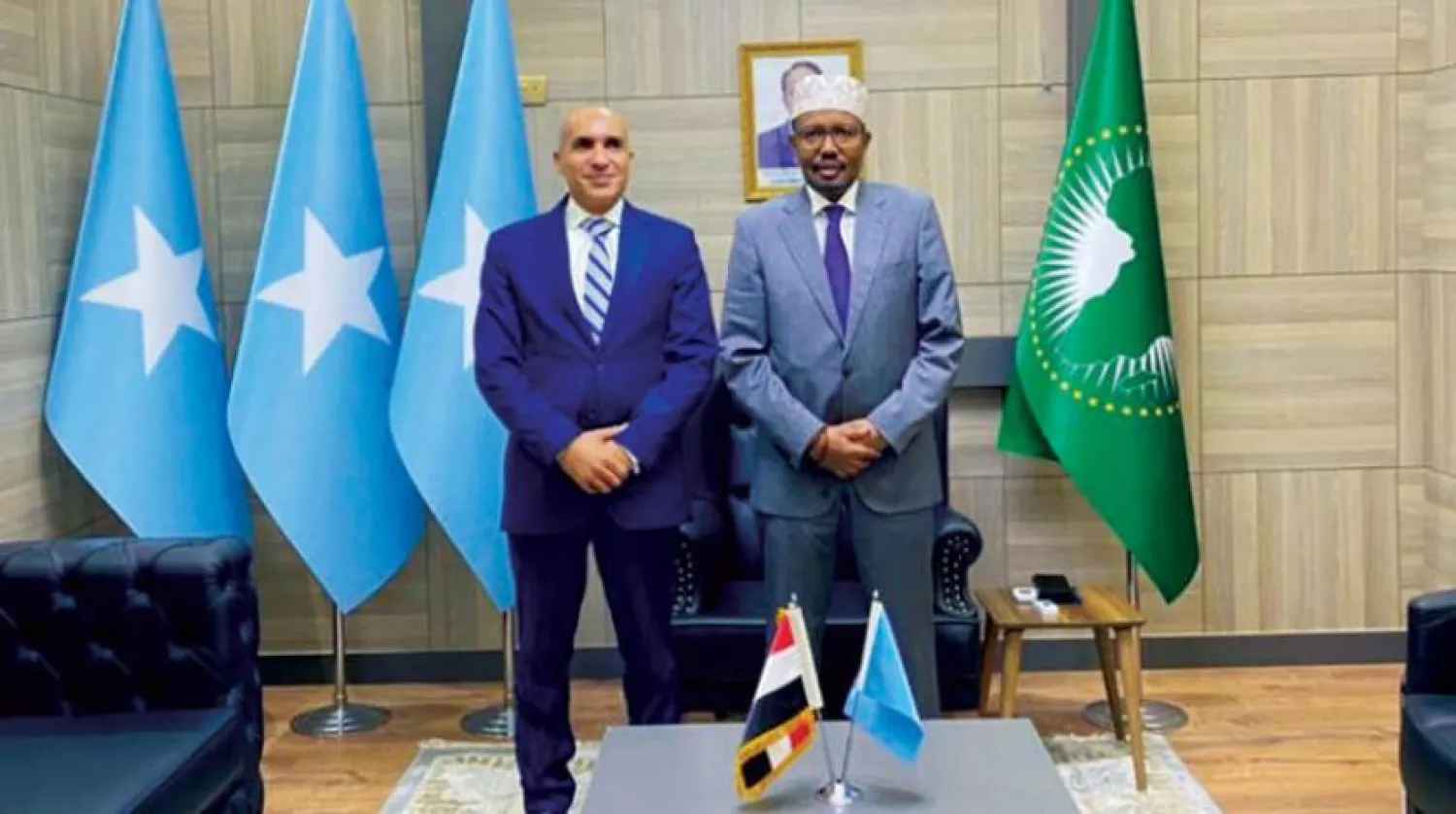 Somali Dışişleri Bakanı’nın başkent Mogadişu’da Mısır Büyükelçisi ile yaptığı son görüşmeye dair yayınlanan bir fotoğraf 