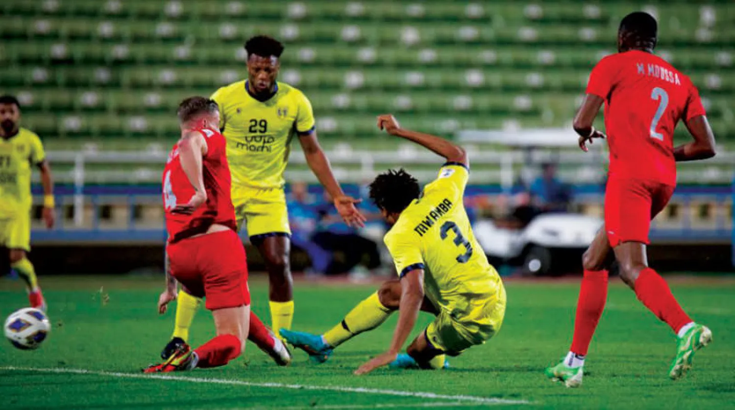 تاوامبا في إحدى محاولاته الهجومية ضد مرمى الدحيل (تصوير: صالح الغنام)