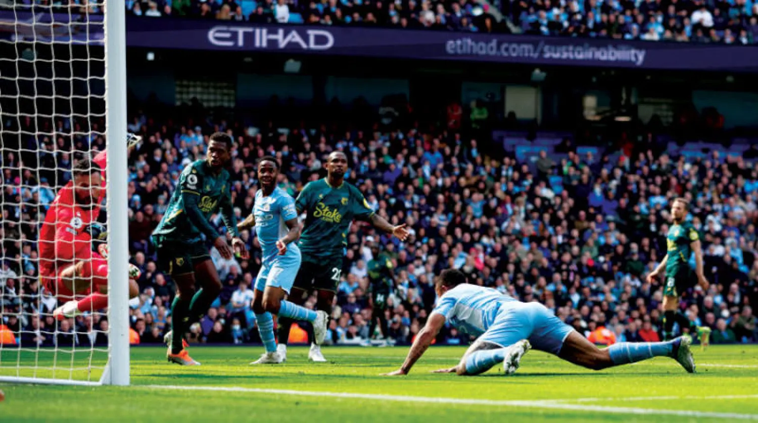 الهدف الثاني من رباعية جيسوس التي قادت سيتي لتعزيز تصدره للدوري الانجليزي (رويترز)