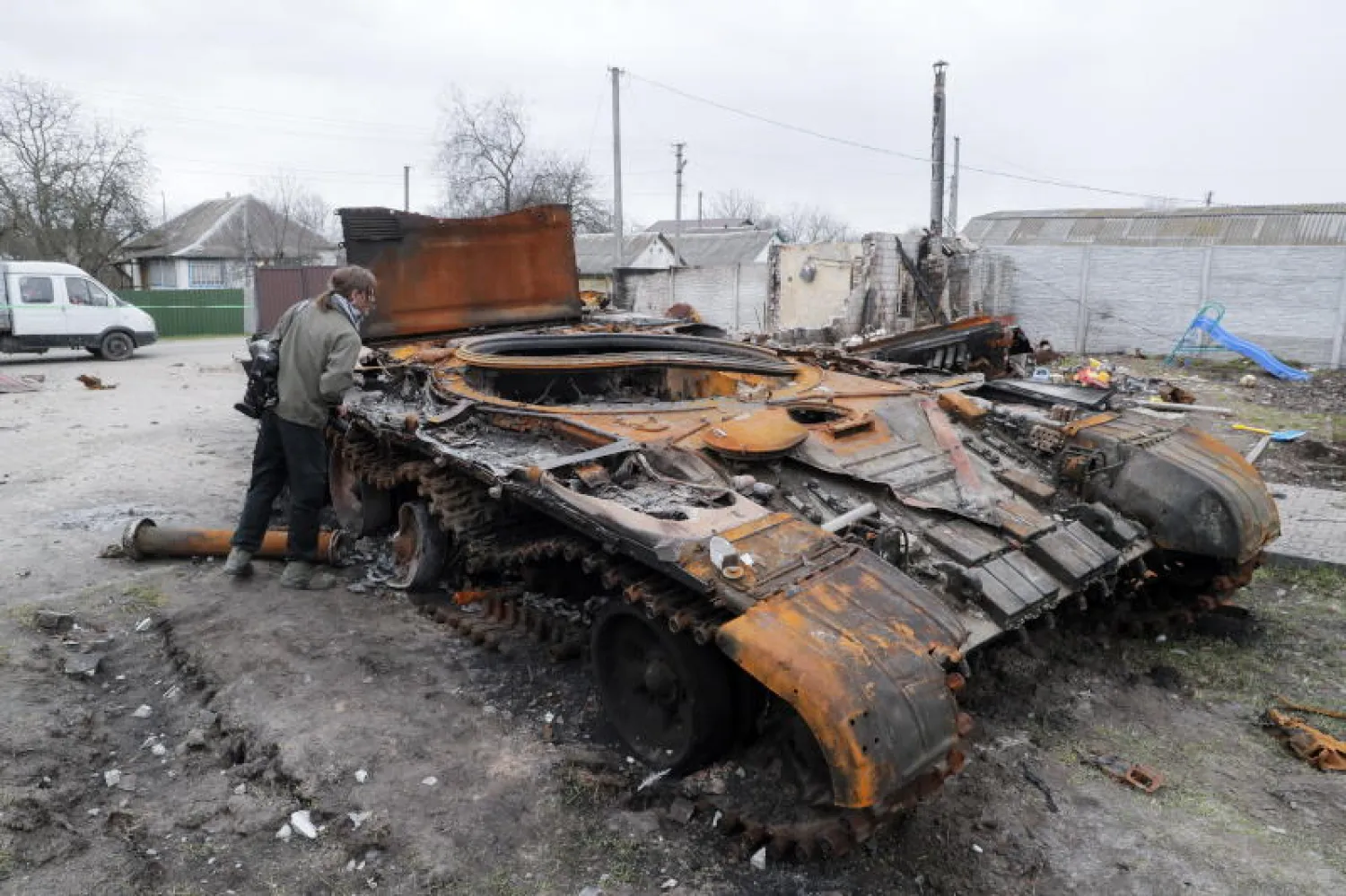 دبابة عسكرية روسية مدمرة في العاصمة الأوكرانية كييف (إ.ب.أ)