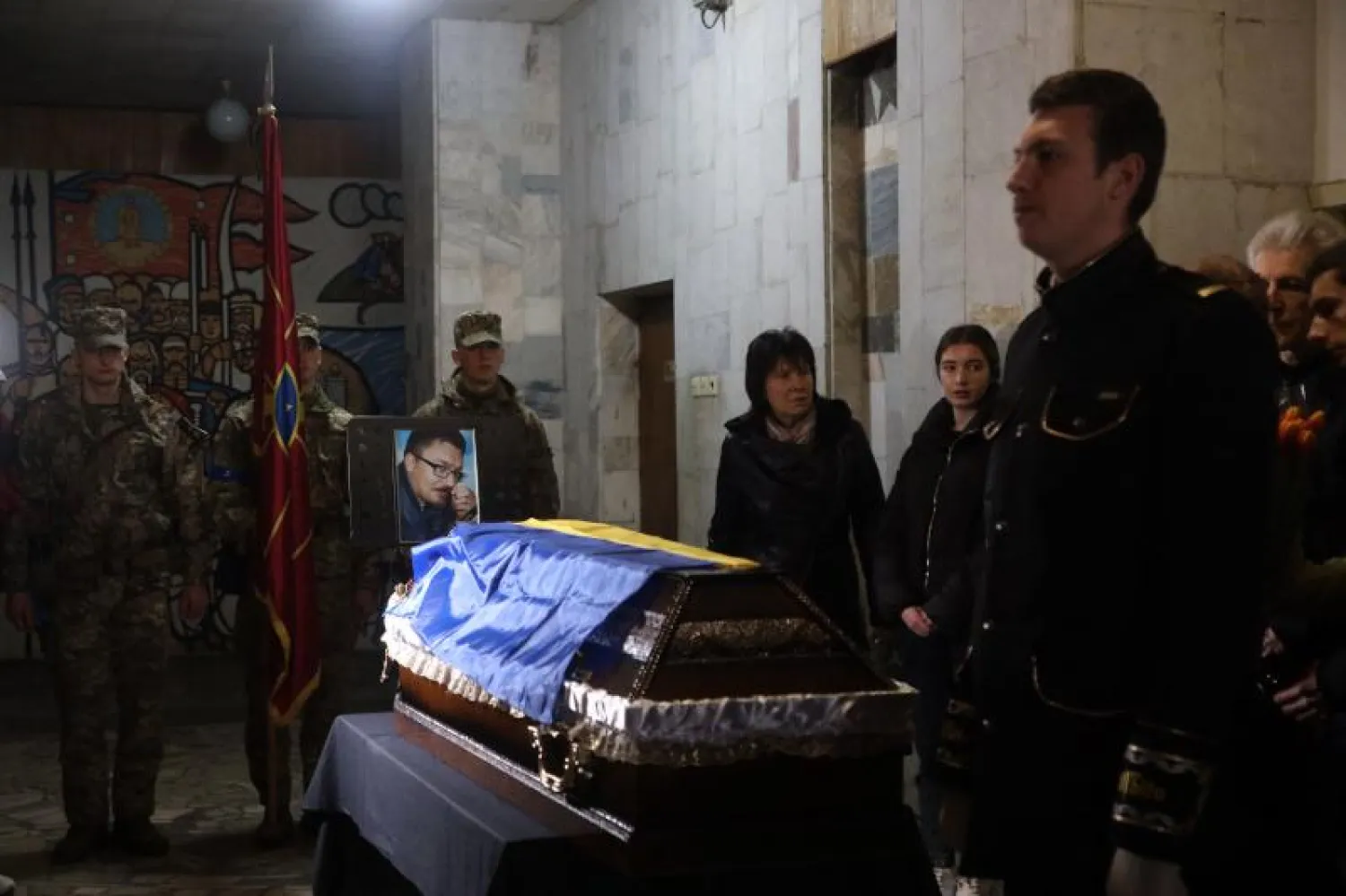 أقارب وأصدقاء يحضرون مراسم جنازة جندي أوكراني لاقى حتفه في أوديسا (أ.ف.ب)