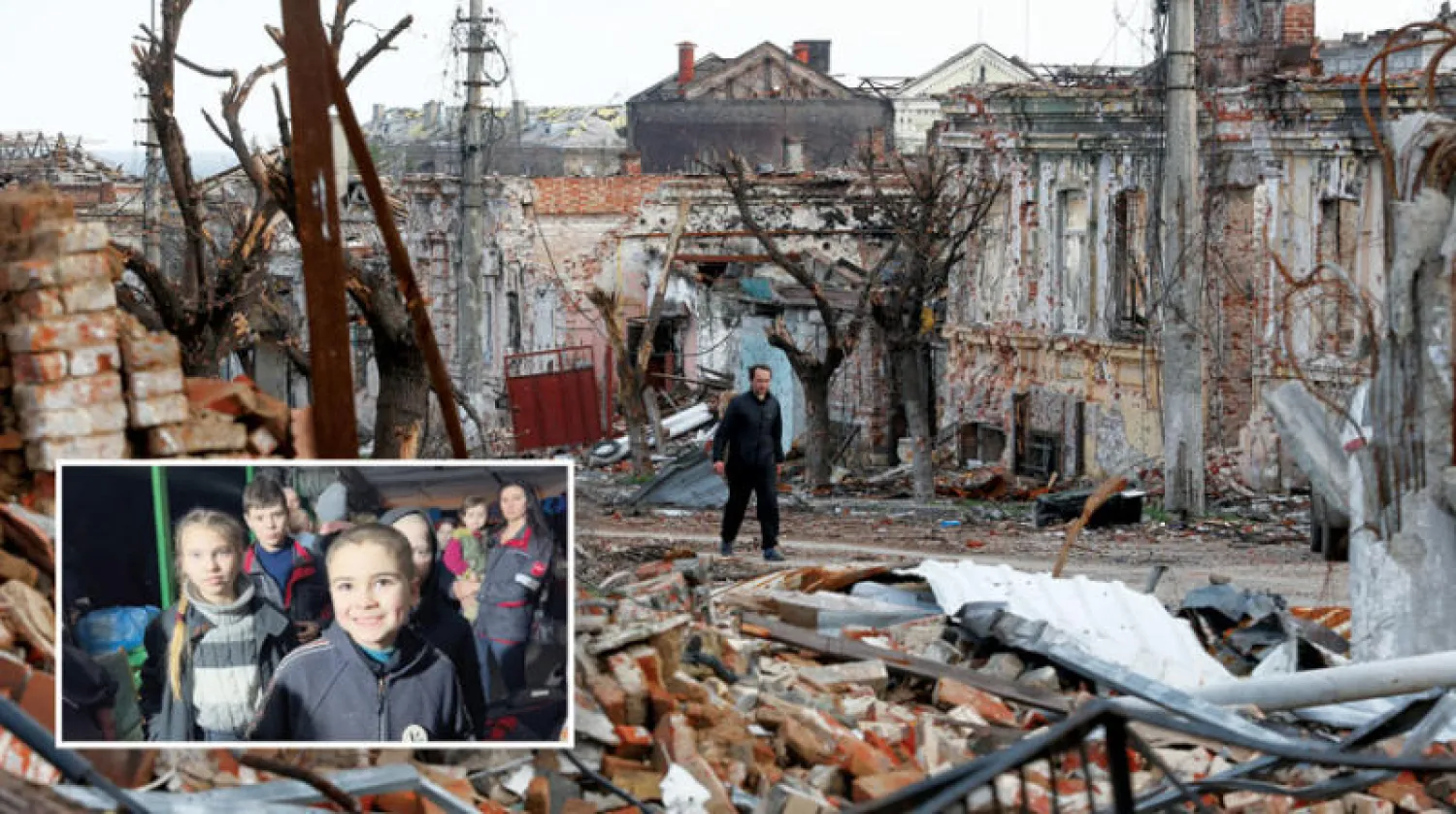أوكراني يمشي وسط الدمار جراء القصف الروسي في ماريوبول أمس... وفي الإطار أطفال في ملجأ بمجمع الصلب في المدينة (رويترز)