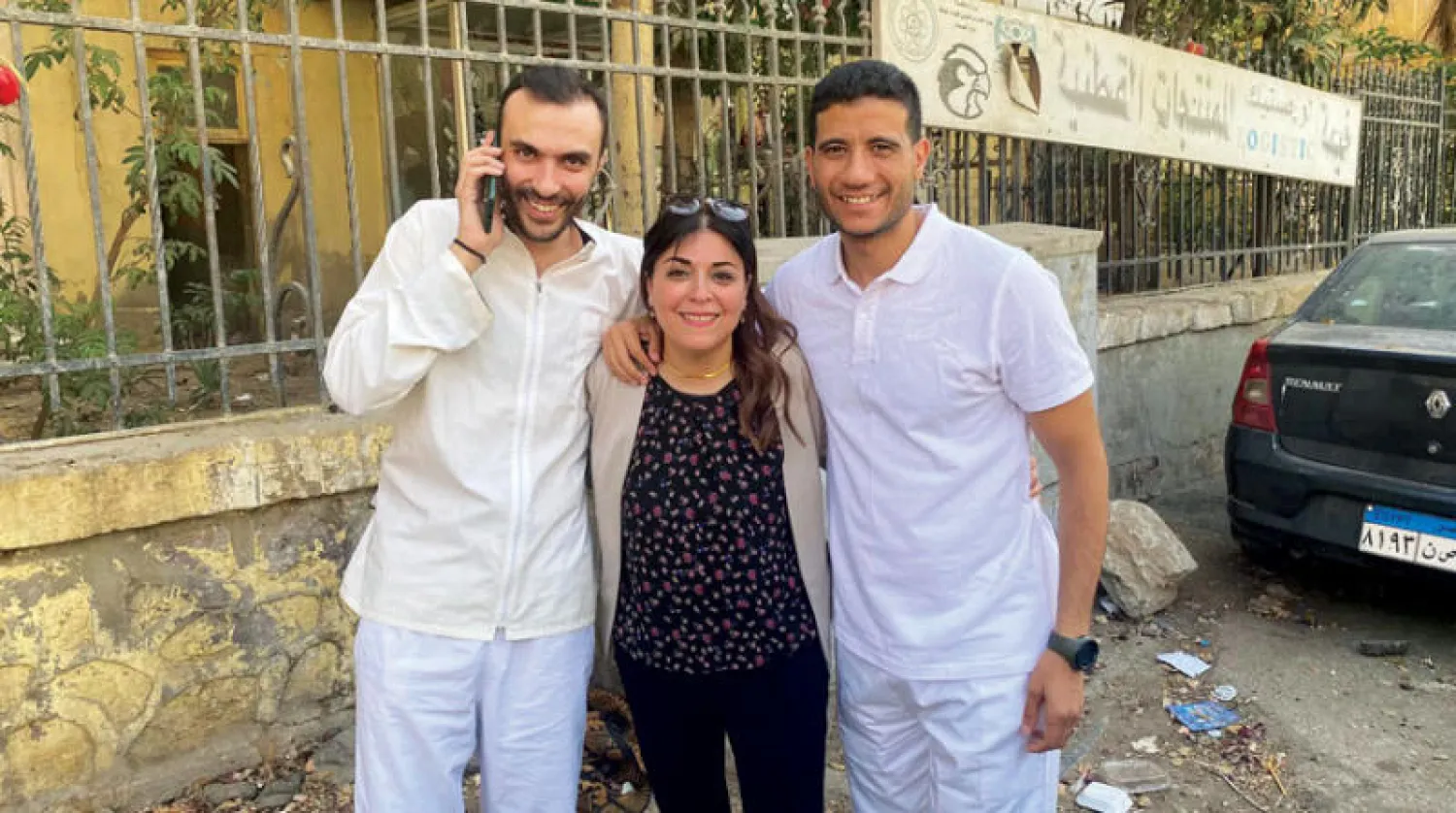 صورة نشرتها الناشطة المصرية إسراء عبد الفتاح للناشطين محمد صلاح ووليد شوقي بعد الإفراج عنهما (فيسبوك)