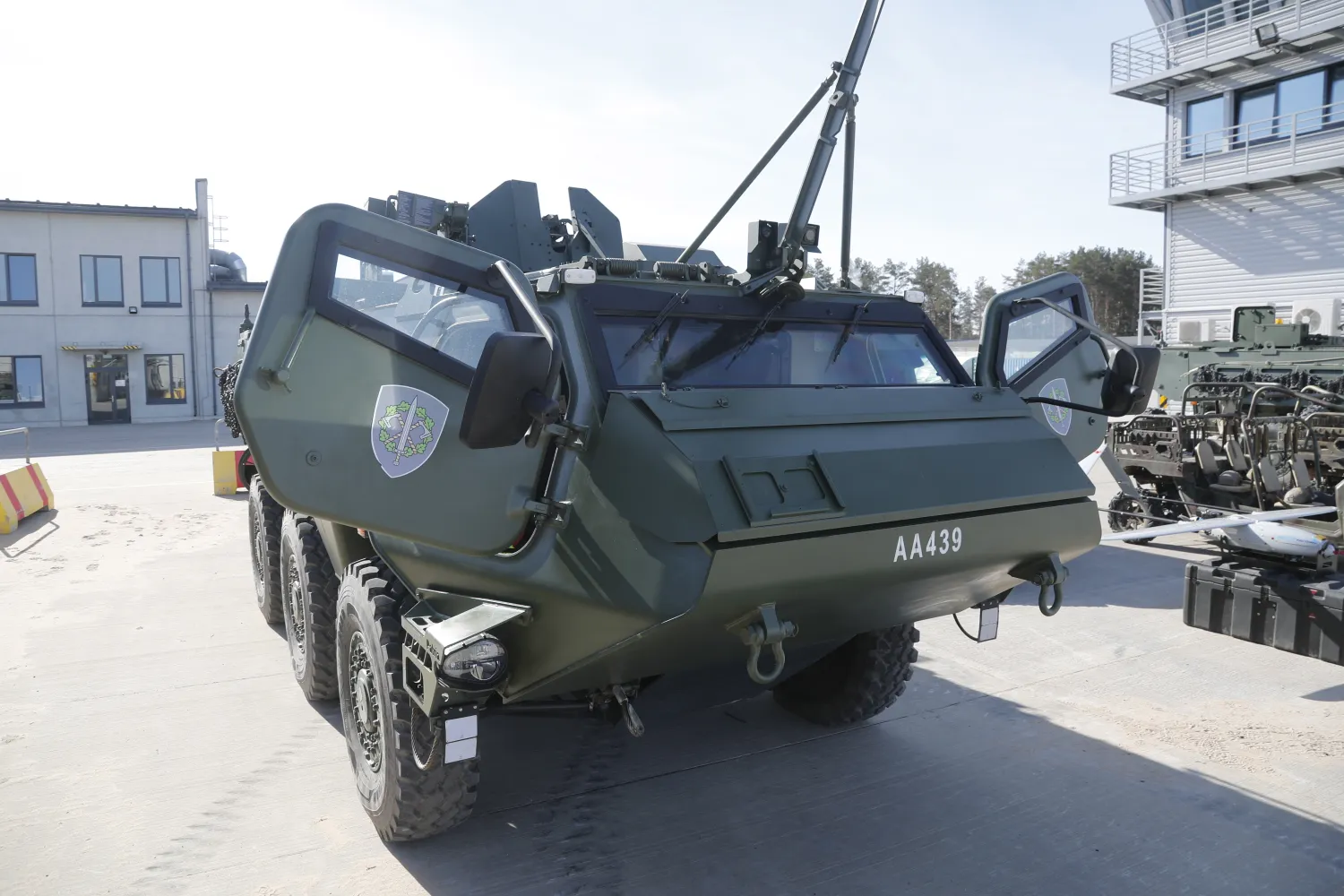 مركبة باتريا الفنلندية لاتفية 6 × 6 تقف في قاعدة أدازي العسكرية (إ.ب.أ)
