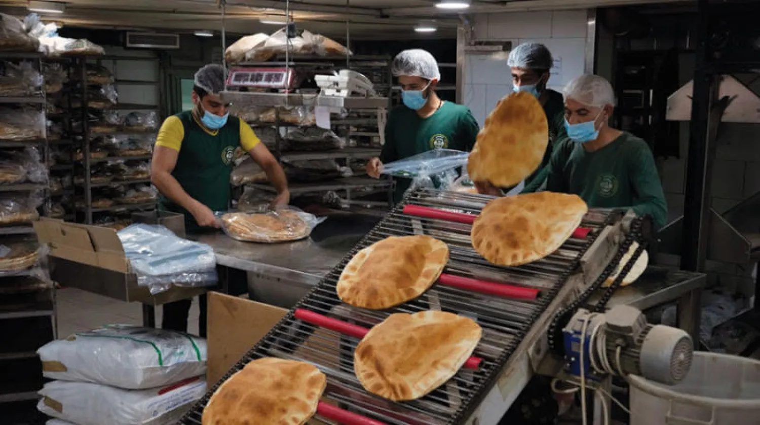 عامل في مخبز في بيروت لبنان (أ.ب)