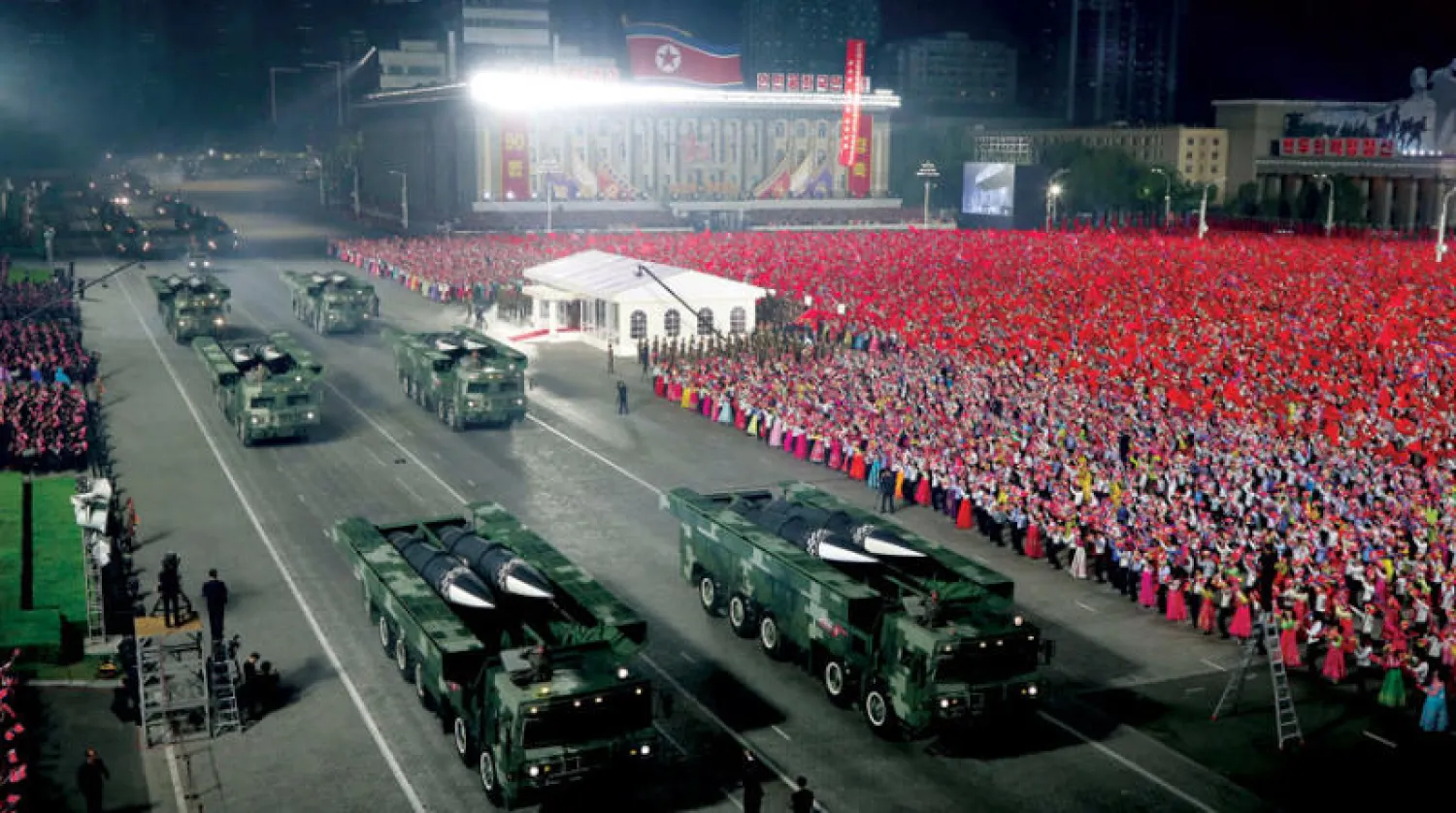 عربات تحمل صواريخ باليستية خلال العرض العسكري في بيونغ يانغ (رويترز)