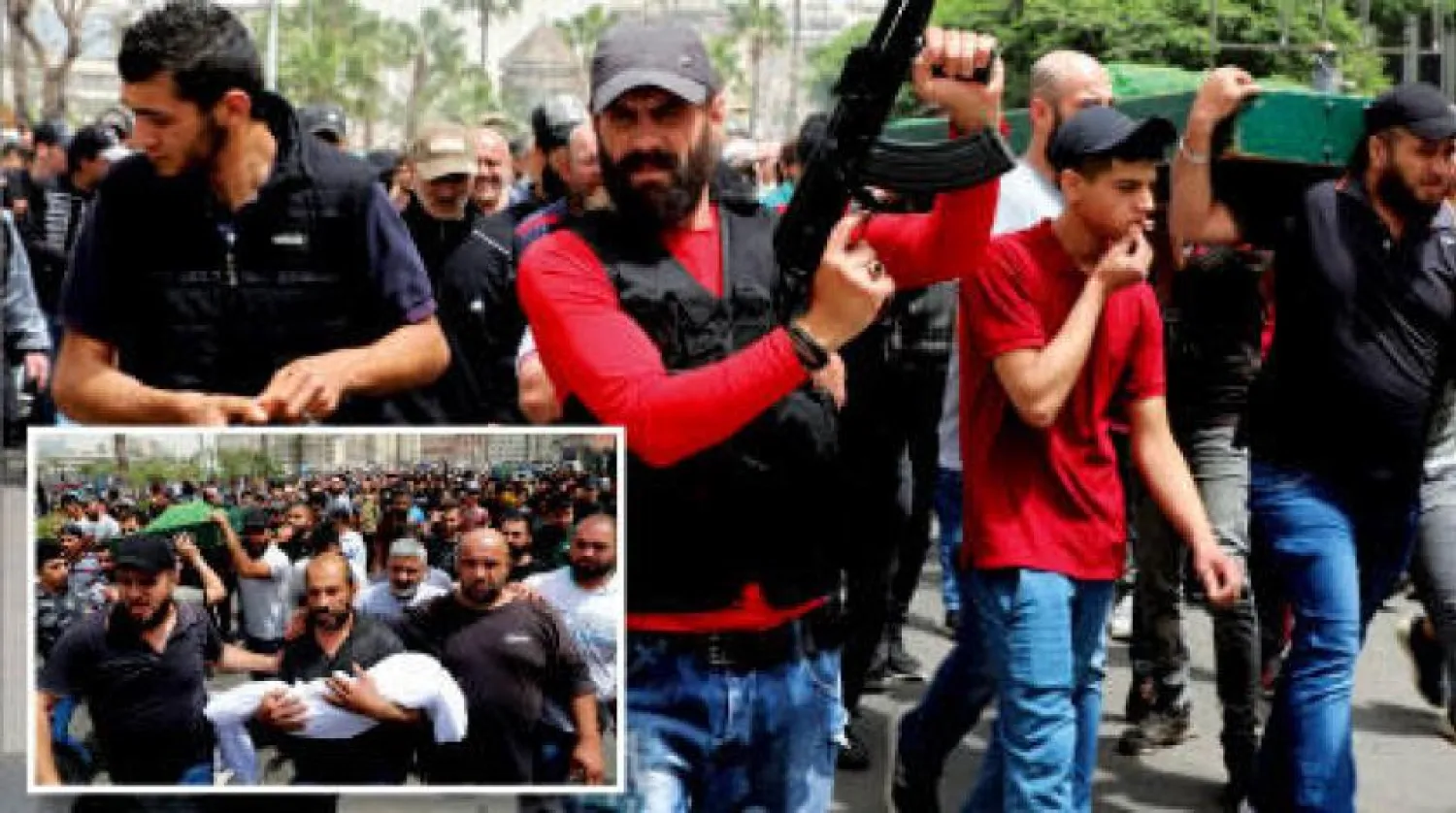 گزشتہ روز شمالی لبنان کے شہر طرابلس میں تباہ ہونے والی تارکین وطن کی کشتی ڈوبنے سے ہلاک ہونے والوں میں سے کچھ کے جنازے پر ایک سوگوار کو فائرنگ کرتے ہوئے دیکھا جا سکتا ہے اور دائرہ میں اس حادثے میں ہلاک ہونے والی لڑکی کے والد کو اس کی لاش لے جاتے ہوئے دیکھا جا سکتا ہے (رائٹرز)