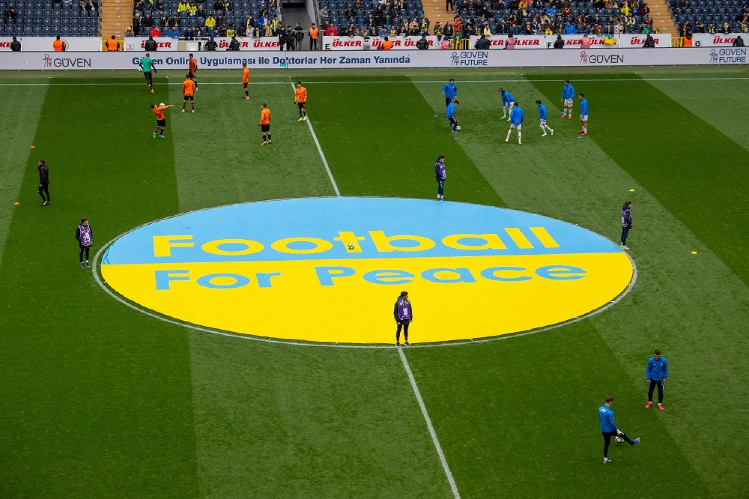 19 April 2022, Turkey, Istanbul: A general view of the pitch at The Ulker Fenerbahce Sukru Saracoglu Stadium before a friendly soccer match between Fenerbahce and Shakhtar Donetsk to draw attention to the war in Ukraine and to help the victims. (dpa)