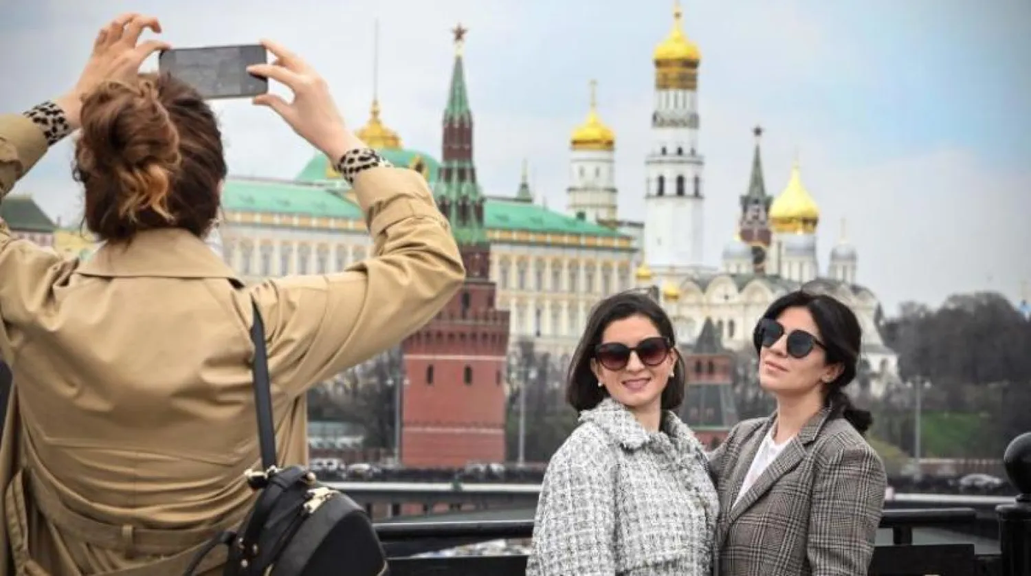 Kadınlar, Moskova Nehri üzerindeki bir köprüde fotoğraf çekiyor (AFP)