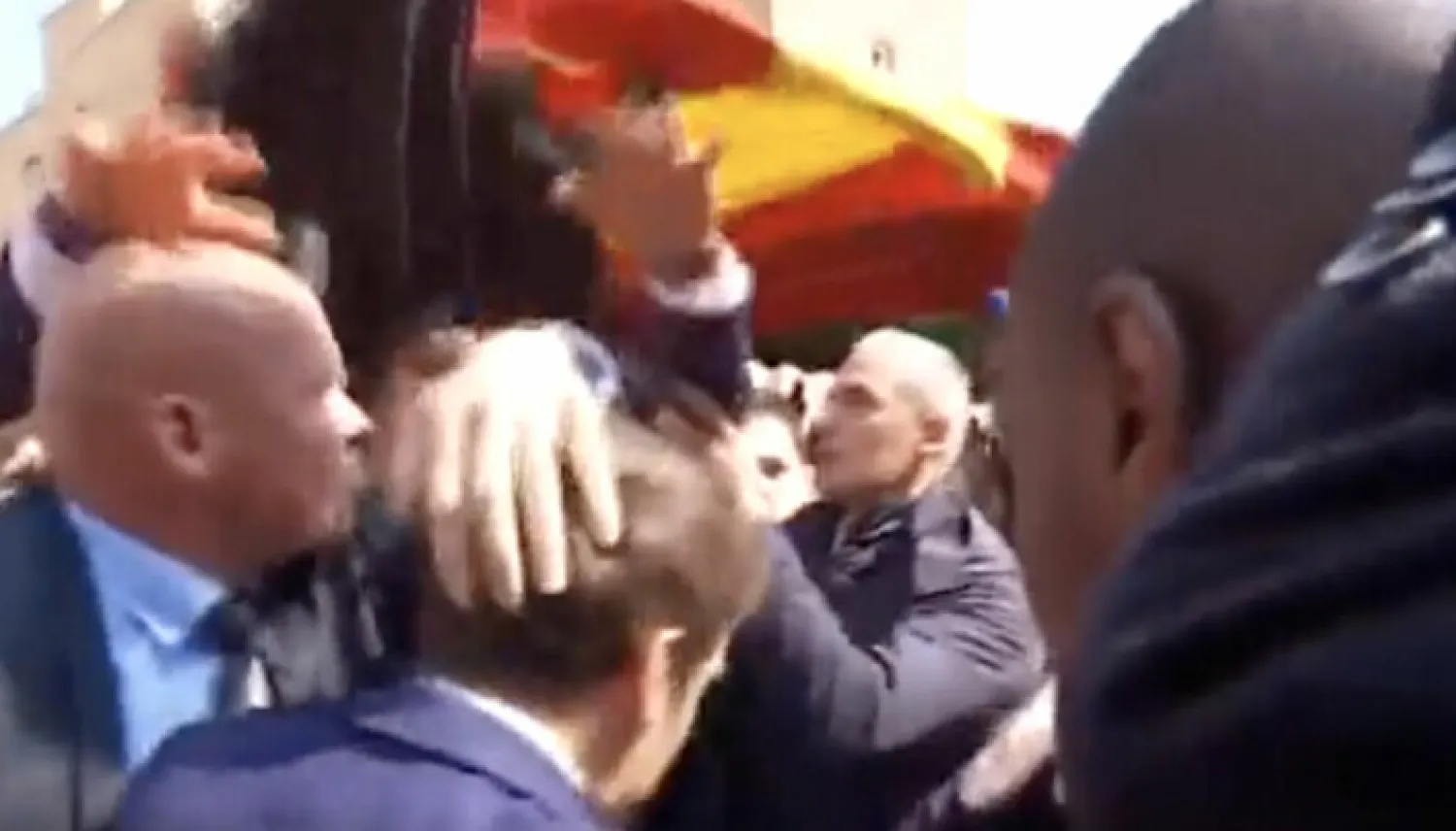 الحرس الشخصي لماكرون يحميه بعد رشق طماطم باتجاهه 