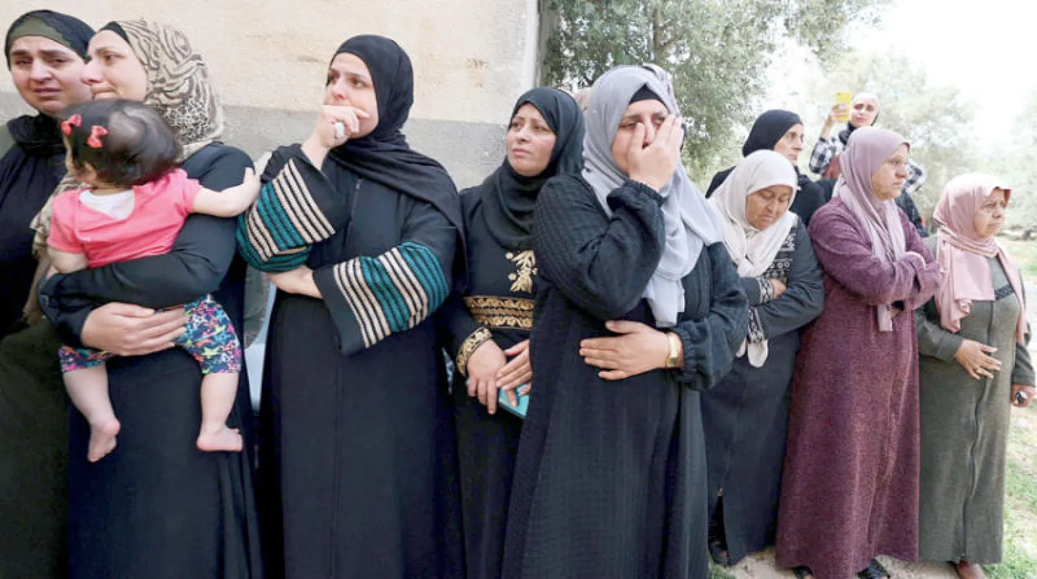 نسوة في قرية برقين خلال تشييع جنازة أحمد مساد الذي قتلته القوات الإسرائيلية أمس (أ.ف.ب)