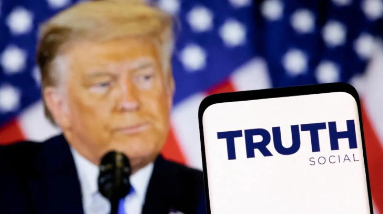 Eski ABD Başkanı Donald Trump'ın önünde görünen Truth Social (Reuters)