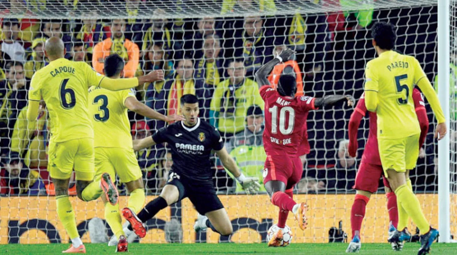 ماني مهاجم ليفربول (رقم 10) يسجل هدف فريقه الثاني في مرمى فياريال (أ.ف.ب)