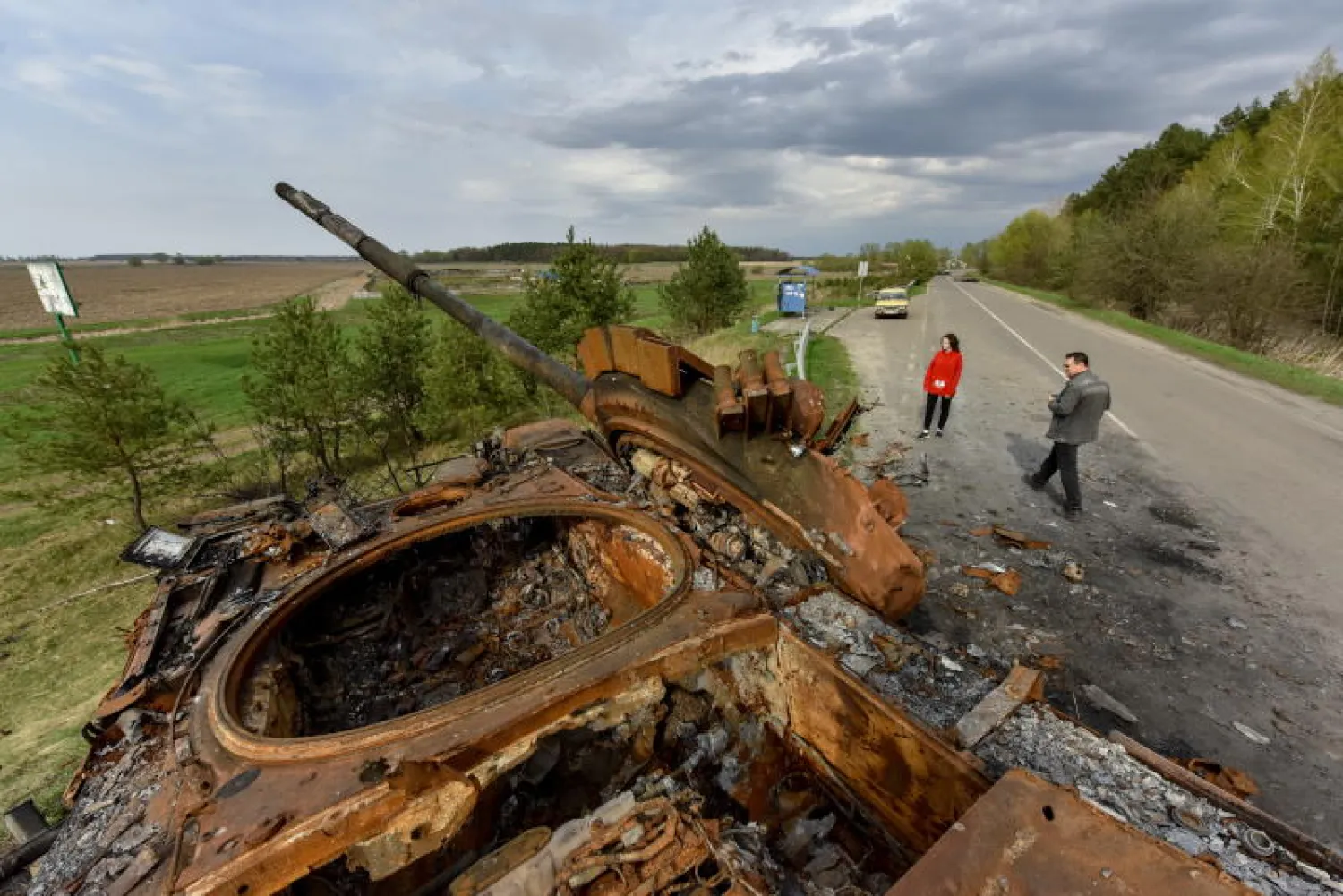 دبابة روسية مدمرة في قرية روسانيف الأوكرانية (إ.ب.أ)
