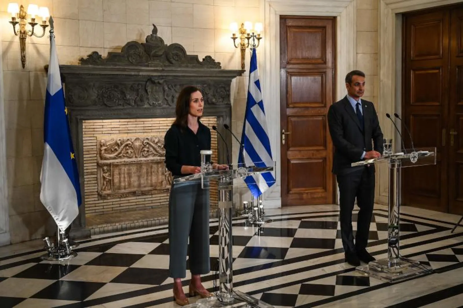 رئيسة الوزراء الفنلندية سانا مارين في مؤتمر صحافي مشترك مع رئيس الوزراء اليوناني كيرياكوس ميتسوتاكيس (أ.ف.ب)