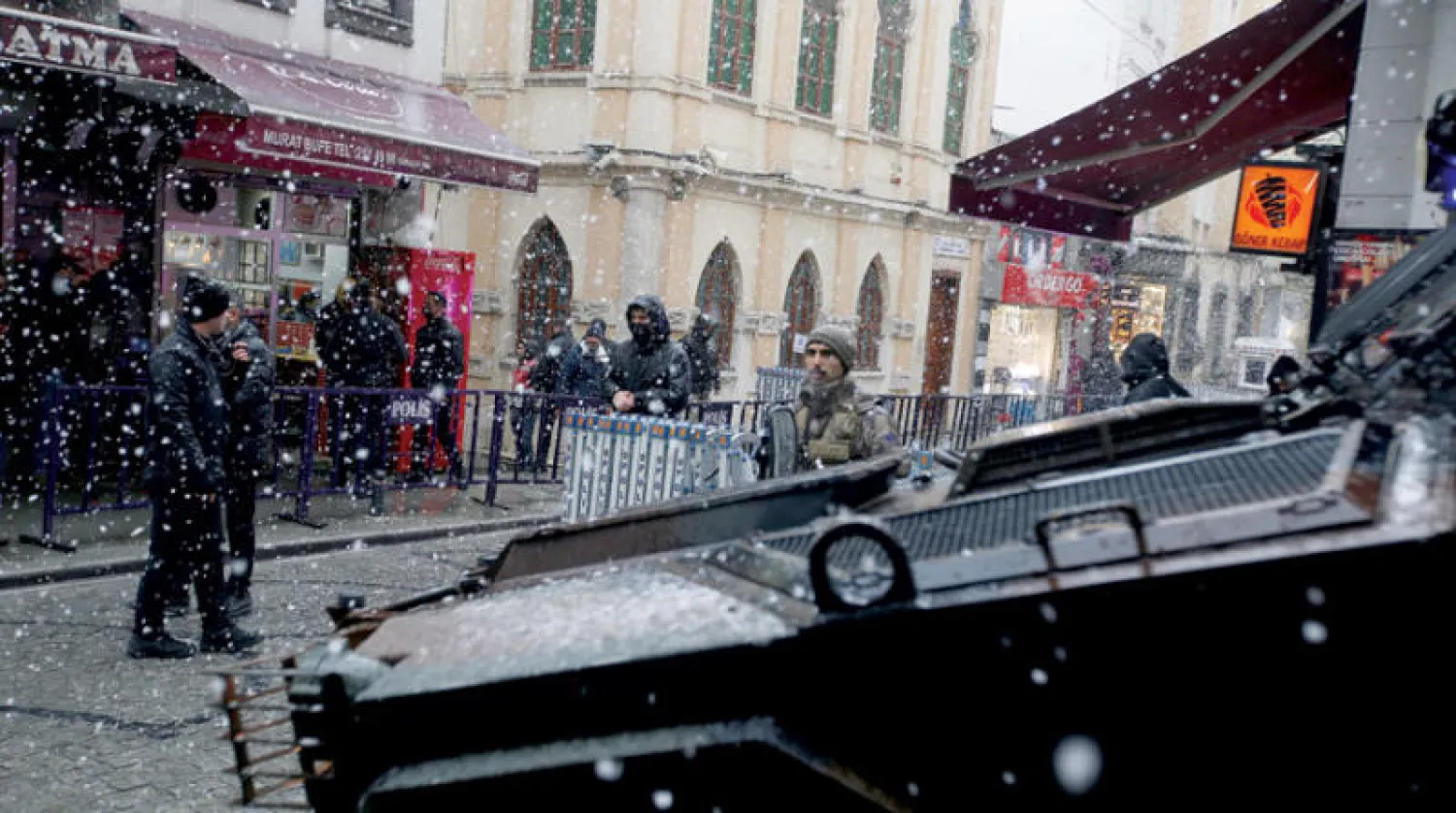 عناصر من القوات الخاصة للشرطة التركية في حراسة عند مدخل شارع يؤدي إلى معبد نيفي شالوم أثناء زيارة الرئيس الإسرائيلي إسحاق هرتسوغ لإسطنبول مارس 2022 (رويترز)