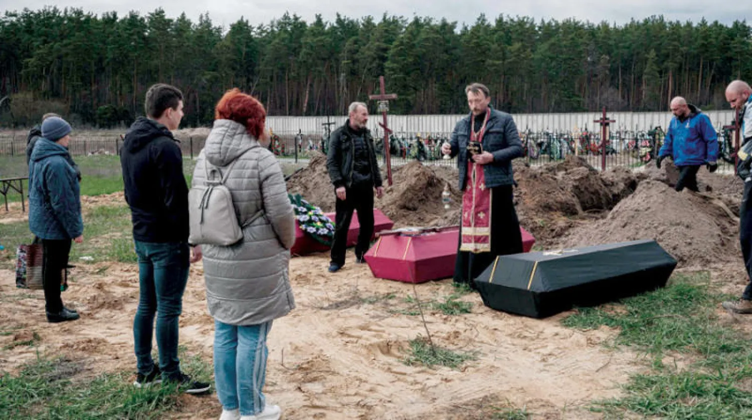 دفن كوفالينكو في بوتشا وكان أرتيم واثنان من أقاربه هم المشيعون الوحيدون (أ.ف.ب)