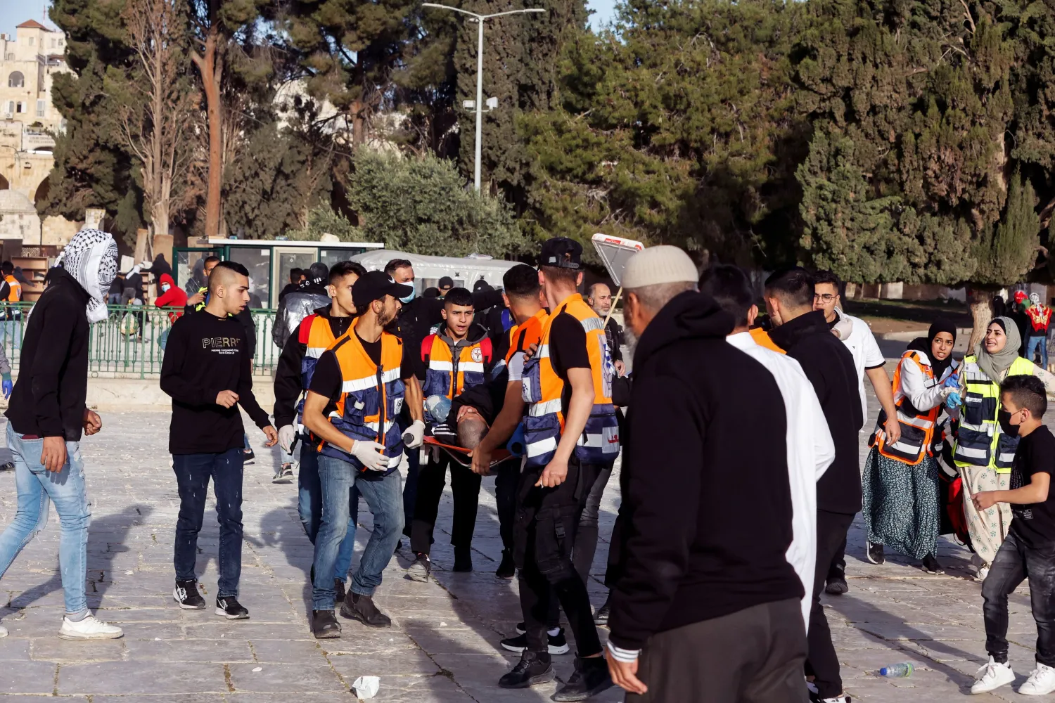 Palestinian rescue workers attend to an injured man during clashes with Israeli security forces at the compound that houses Al-Aqsa Mosque in Jerusalem's Old City, April 22, 2022. /Reuters
