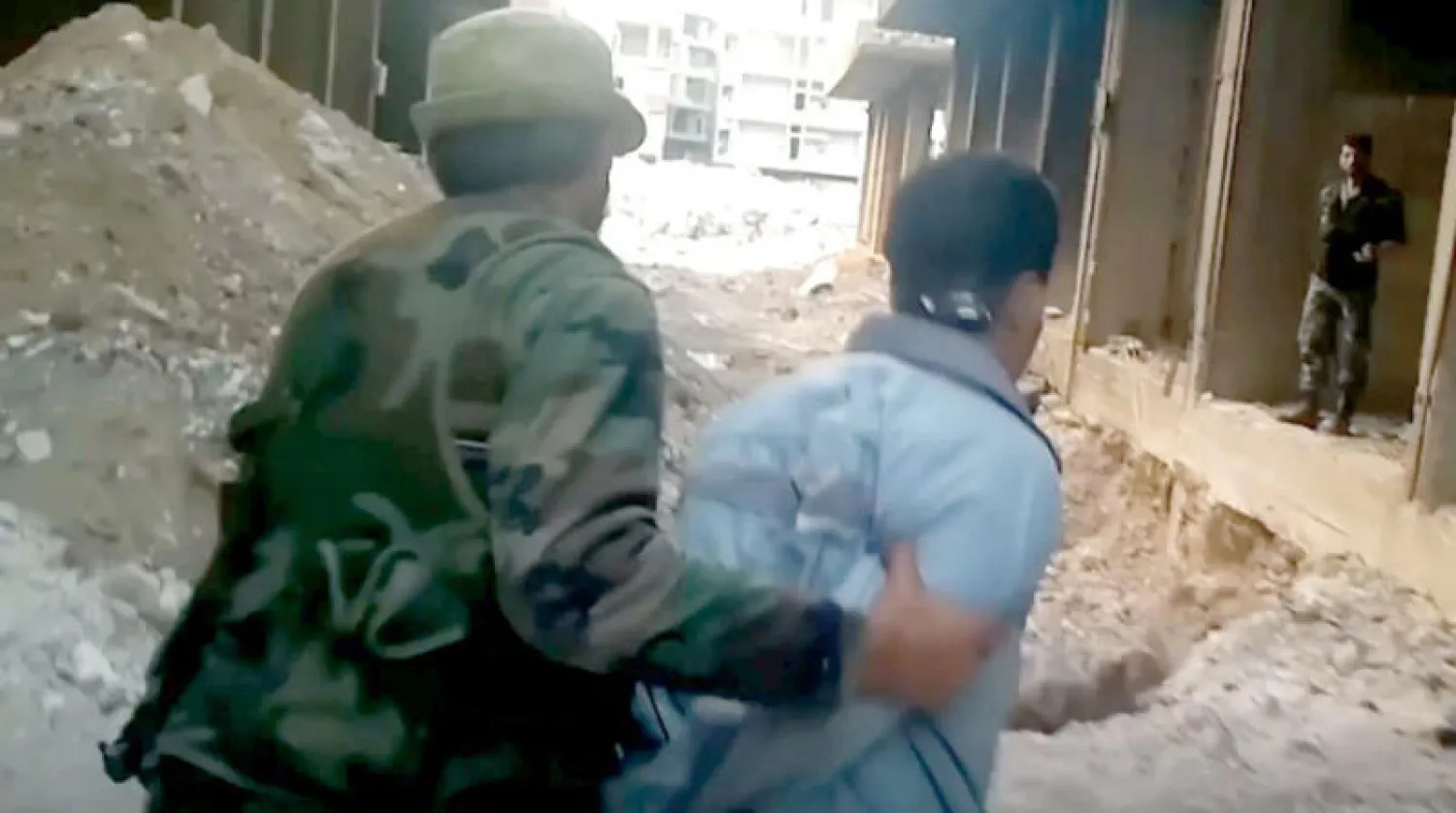 لقطة من الفيديو الذي نشرته {الغارديان} حول «مجزرة حي التضامن»