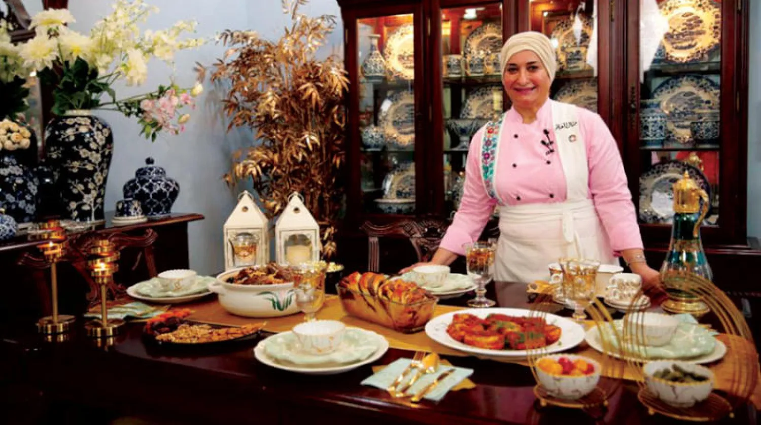 الشيف منال العالم أمام مجموعة من أطباقها