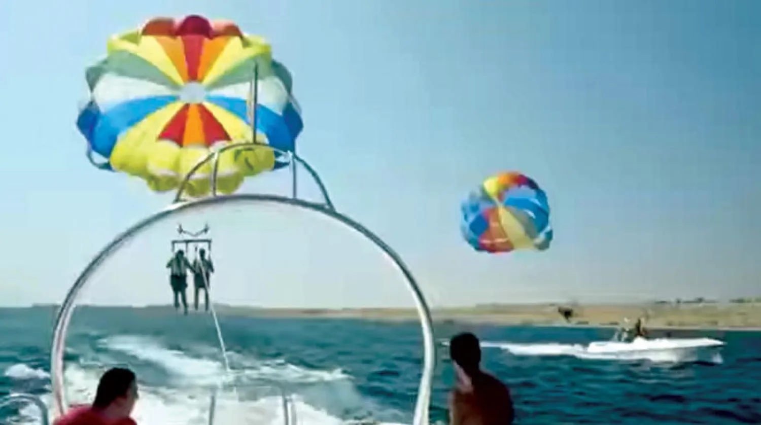 لقطة من فيديو الحملة ويشير إلى الألعاب البحرية (وزارة السياحة المصرية)