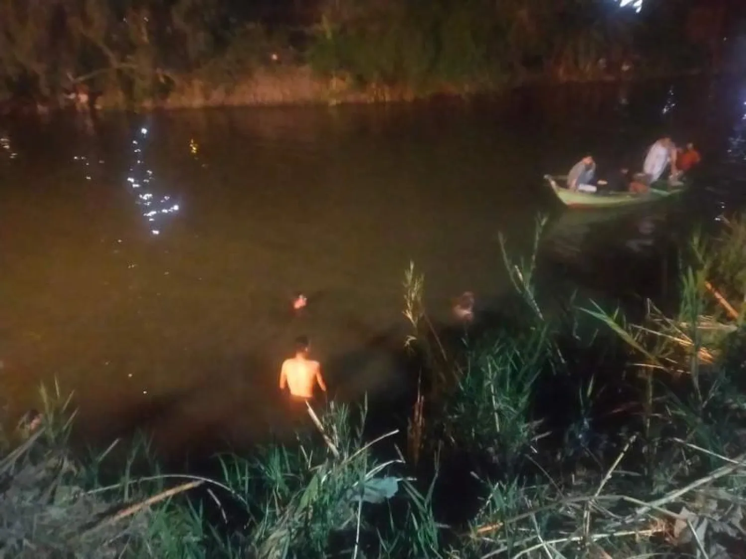 محاولة انتشال جثث الأطفال ضحايا الحادث (وسائل إعلام مصرية)