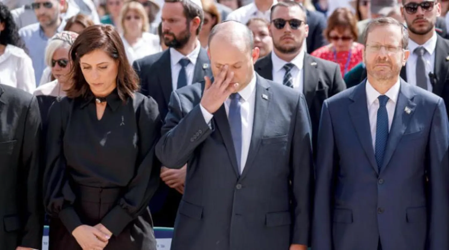 İsrail Başbakanı Naftali Bennett ve eşi, sağda ise Cumhurbaşkanı Isaac Herzog (AP)