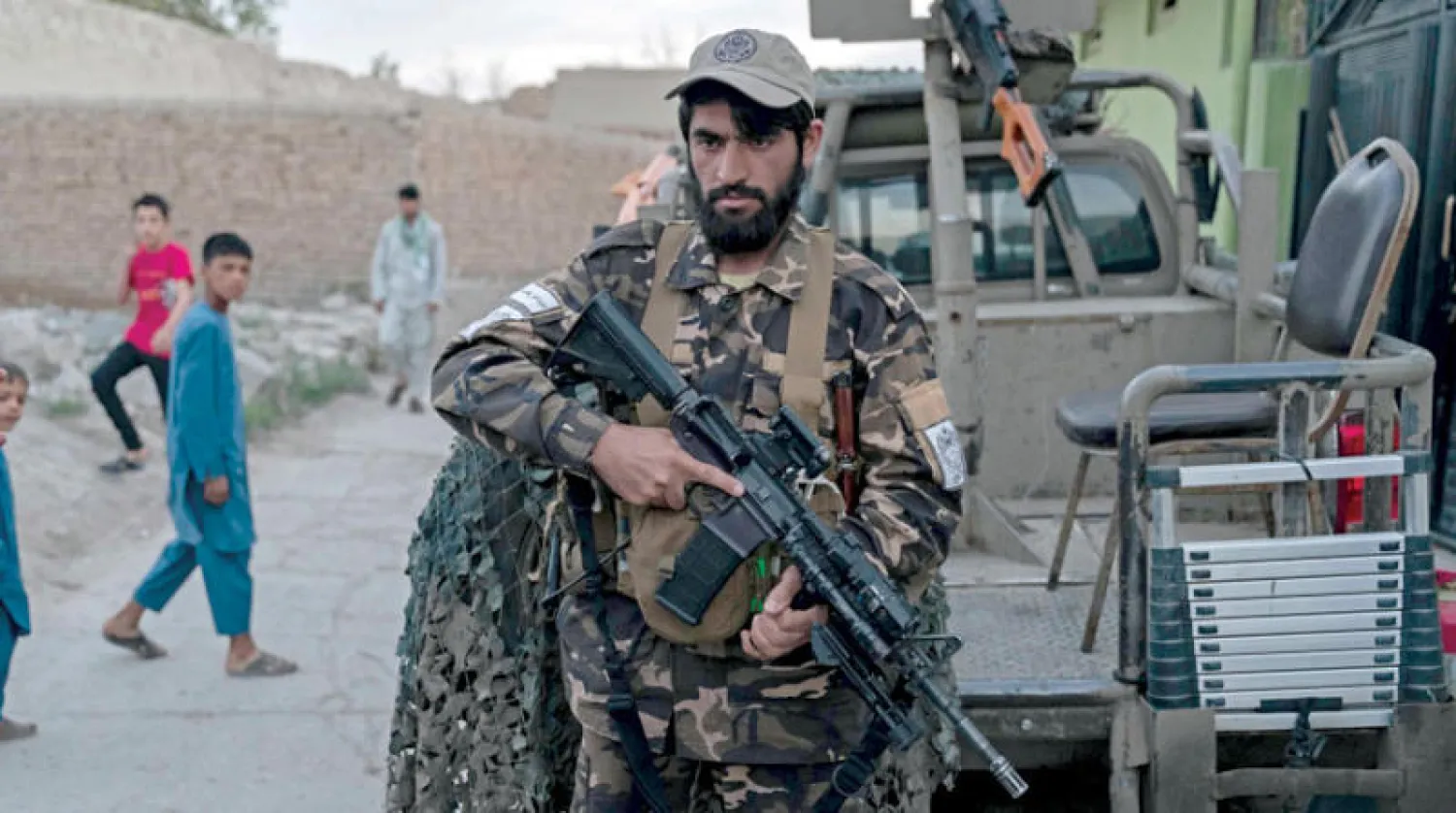 مقاتل من «طالبان» يحرس موقع انفجار في العاصمة الأفغانية (أ.ف.ب)