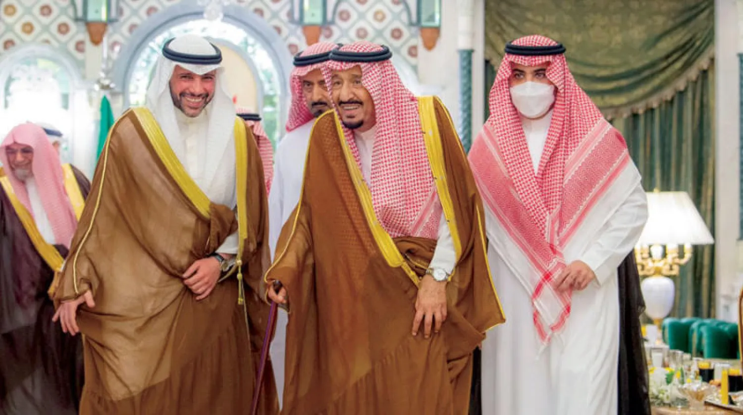 الملك سلمان بن عبد العزيز لدى استقباله مرزوق الغانم والمشايخ أئمة المسجد الحرام في مكة المكرمة أمس (واس)