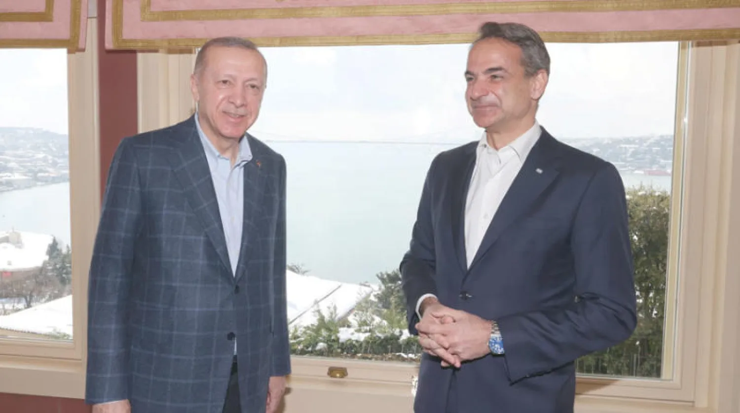 الرئيس التركي مع رئيس الوزراء اليوناني خلال اجتماعهما في إسطنبول الشهر الماضي (أ.ب)