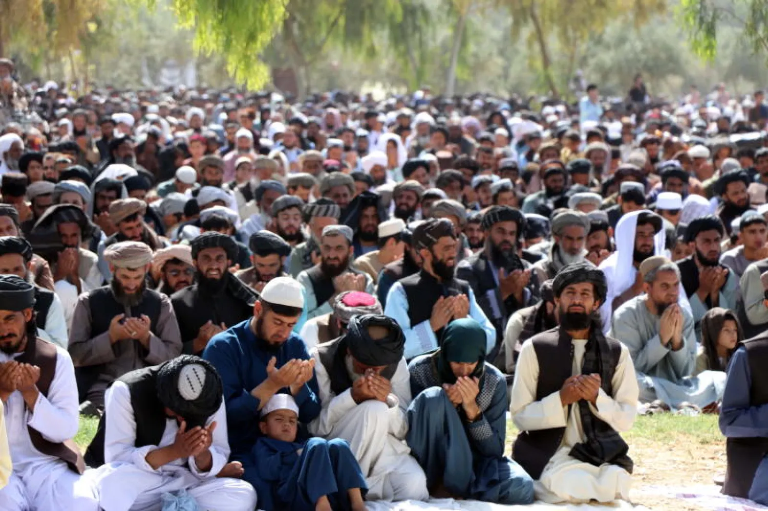 أفغانيون يصلون بمناسبة عيد الفطر في قندهار اليوم (إ.ب.أ)