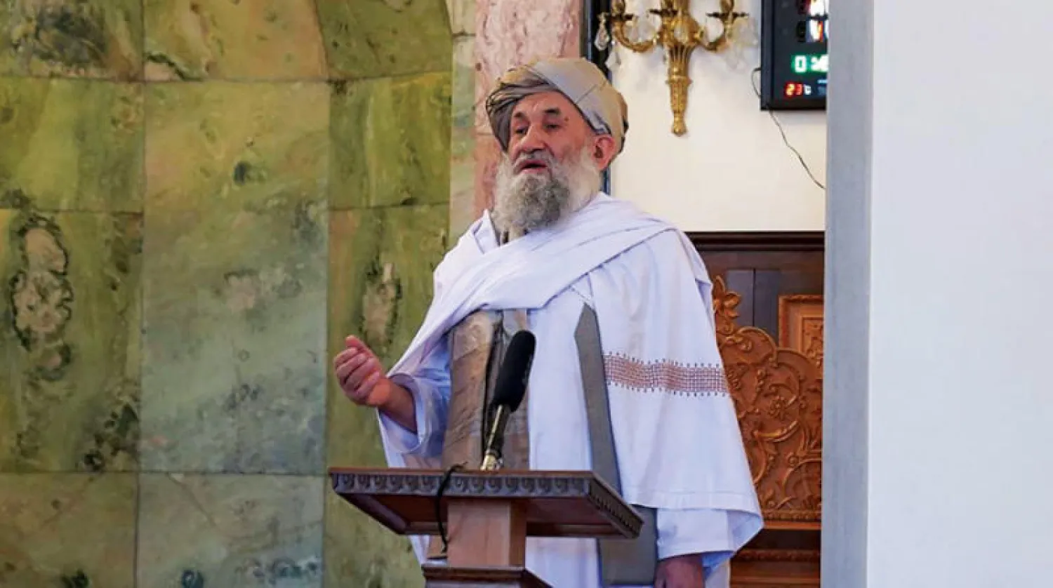 هبة الله اخوند زادة زعيم طالبان خلال ظهور نادر له بصلاة عيد الفطر في قندهار أمس(سلطات طالبان - ا ف ب )