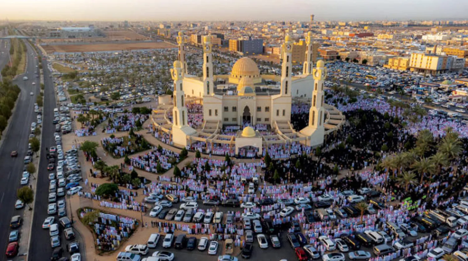 لقطة جوية لجامع الوالدين في تبوك خلال تأدية صلاة عيد الفطر ‏(تصوير: محمد الشريف)