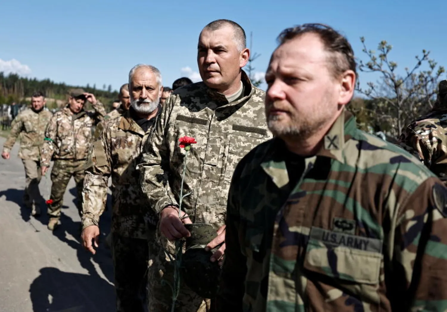 جنود أوكرانيون في ضواحي كييف (رويترز)