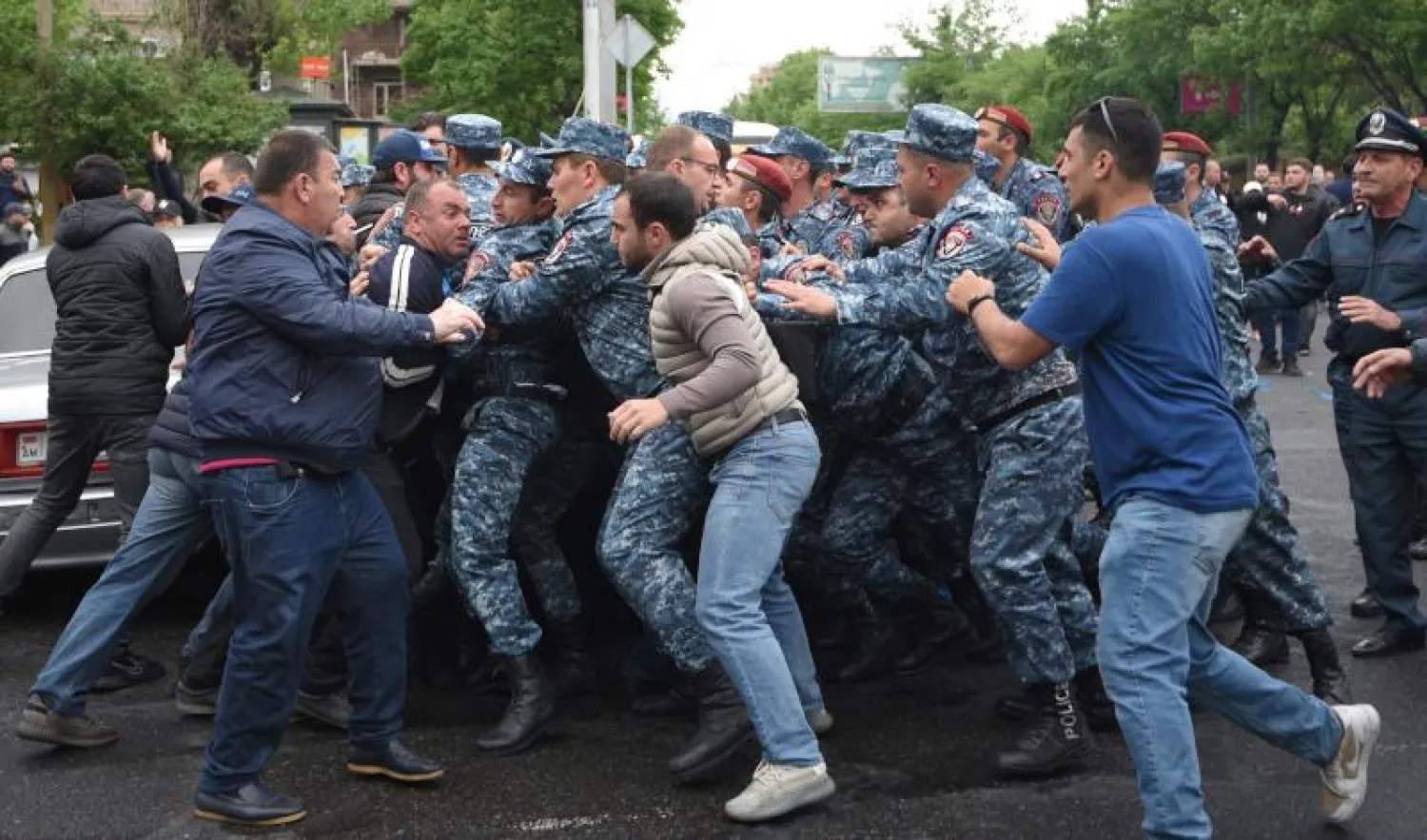 جانب من الاشتباكات بين المحتجين والشرطة في يريفان (أ.ف.ب)