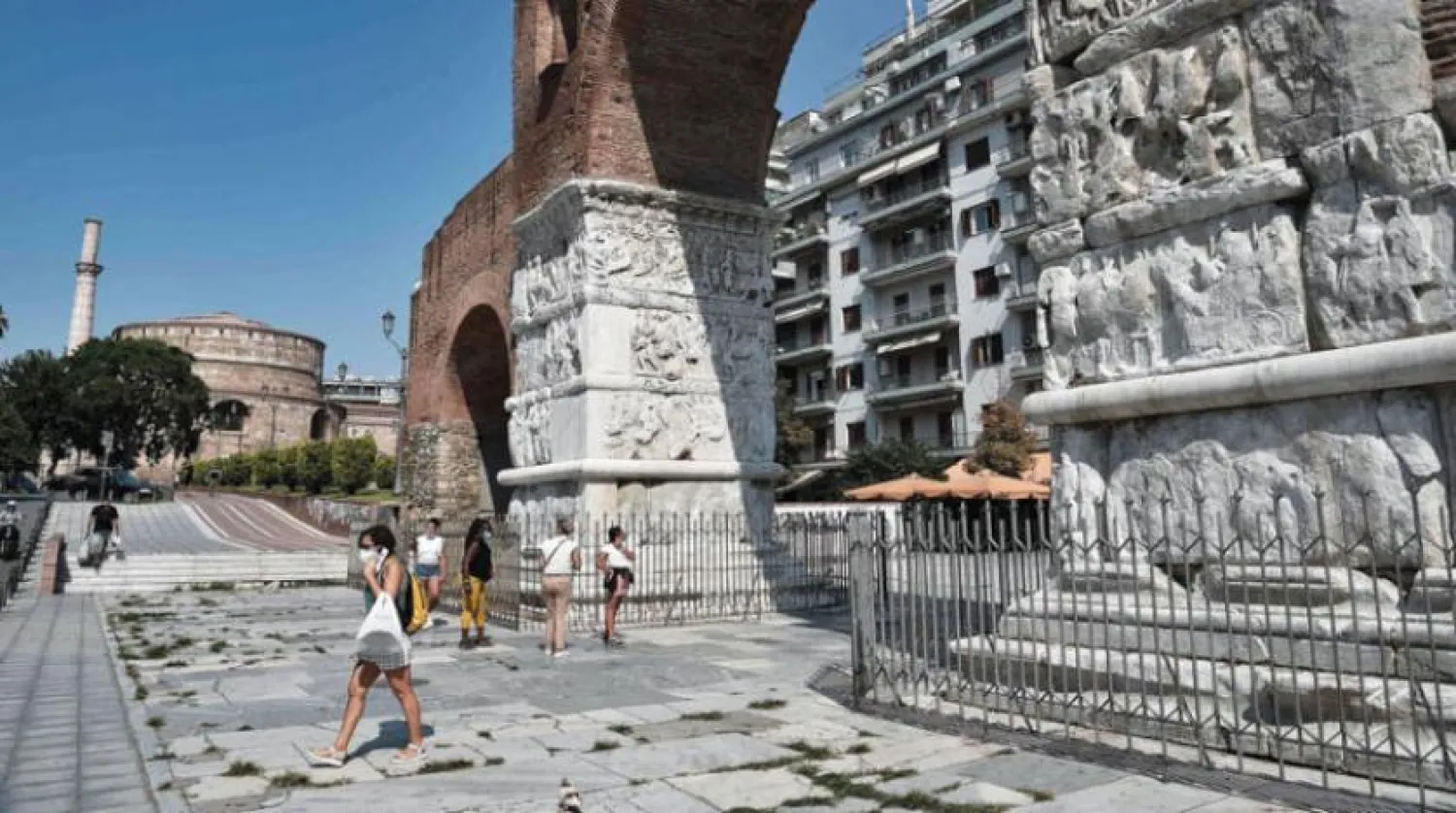 Geçtiğimiz  yıl Ağustos ayında Selanik'teki Galerius Kemeri ve Rotunda'daki turistler (AFP)