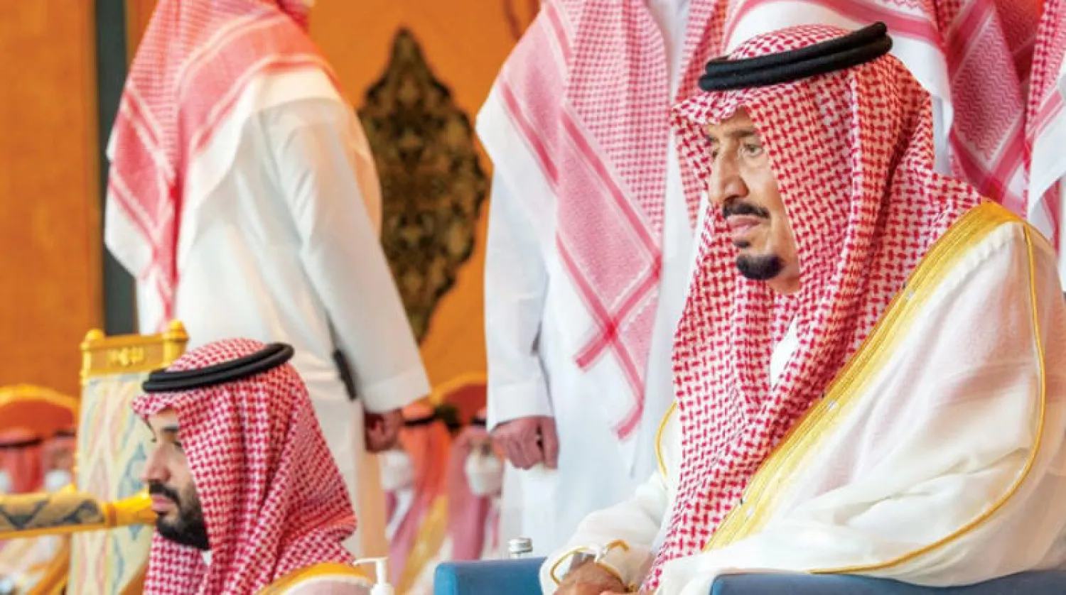 خادم الحرمين يتقدم المصلين في مكة المكرمة