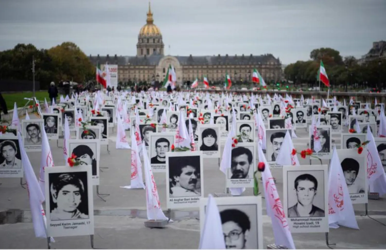 مئات الصور لضحايا إعدامات 1988 في إيران (أ.ف.ب)