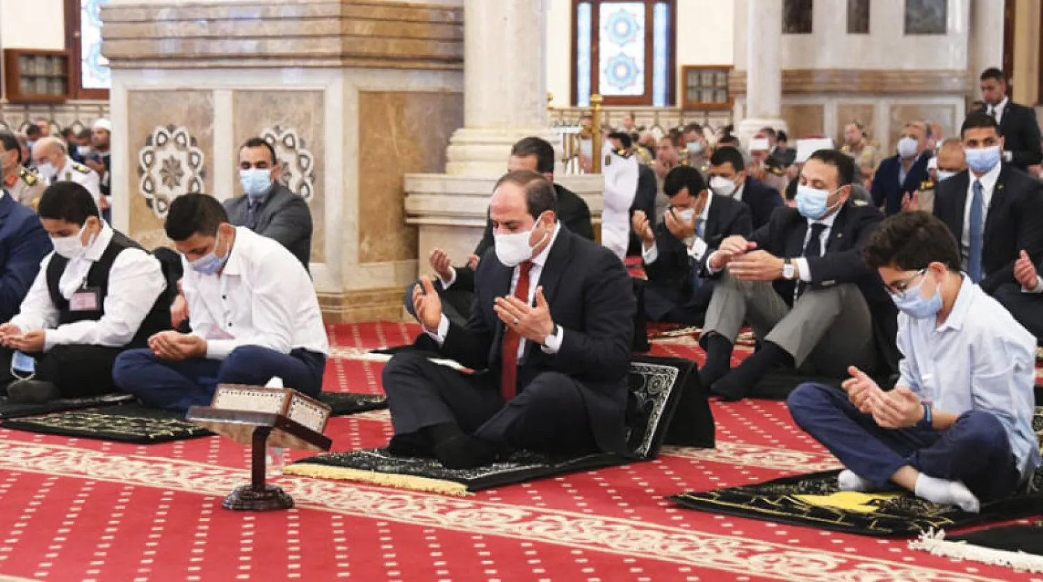 الرئيس المصري عبد الفتاح السيسي في القاهرة أمس أثناء صلاة عيد الفطر (الرئاسة المصرية)