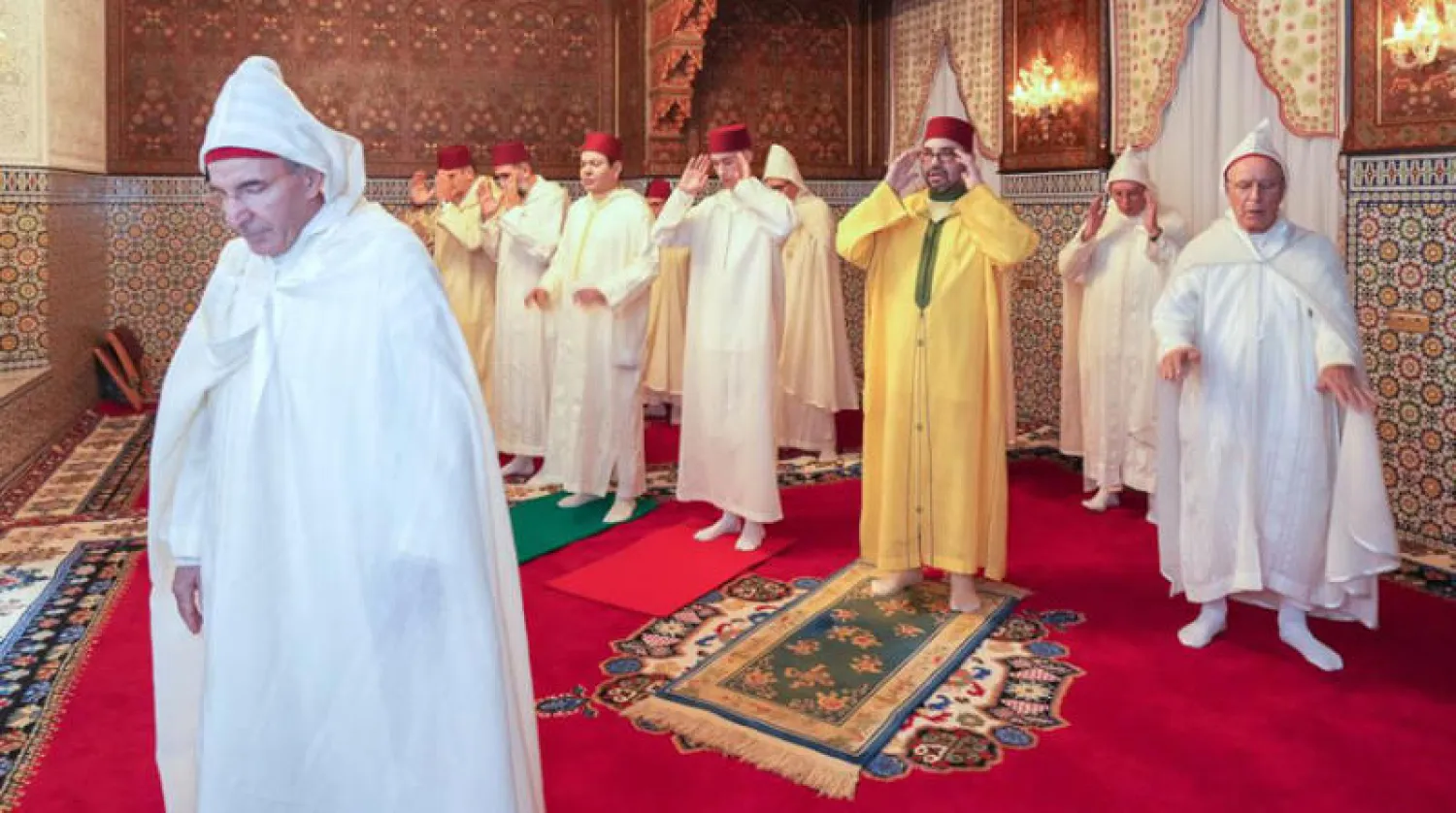 العاهل المغربي الملك محمد السادس يؤدي صلاة العيد أمس ( ماب)