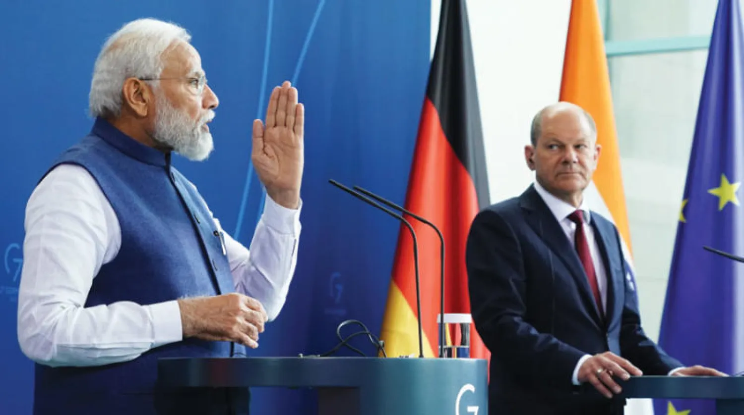 مودي وشولتس خلال مؤتمر صحافي مشترك في برلين أمس (إ.ب.أ)