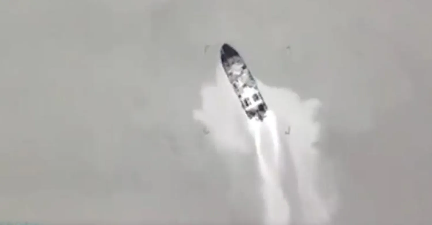 صورة مقتبسة من الفيديو الذي نشره القائد العام للقوات المسلحة الأوكرانية يظهر أحد الزورقين اللذين تم تدميرهما