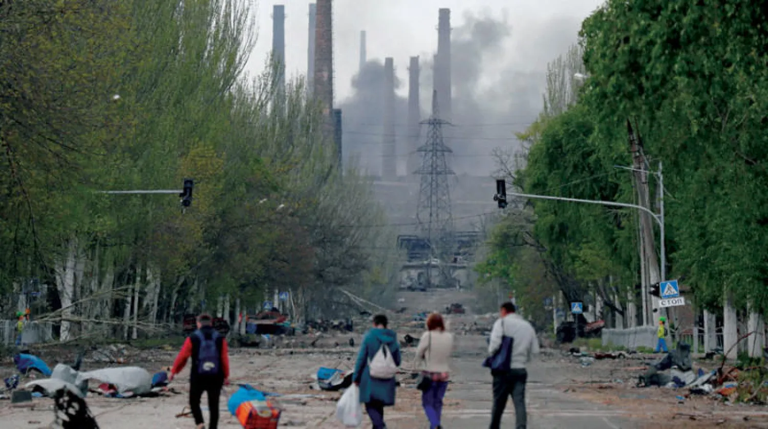 قال رئيس بلدية ماريوبول أمس (الثلاثاء) إن أكثر من 200 مدني لا يزالون يتحصنون مع مقاتلين في مصنع ضخم للصلب بالمدينة (رويترز)